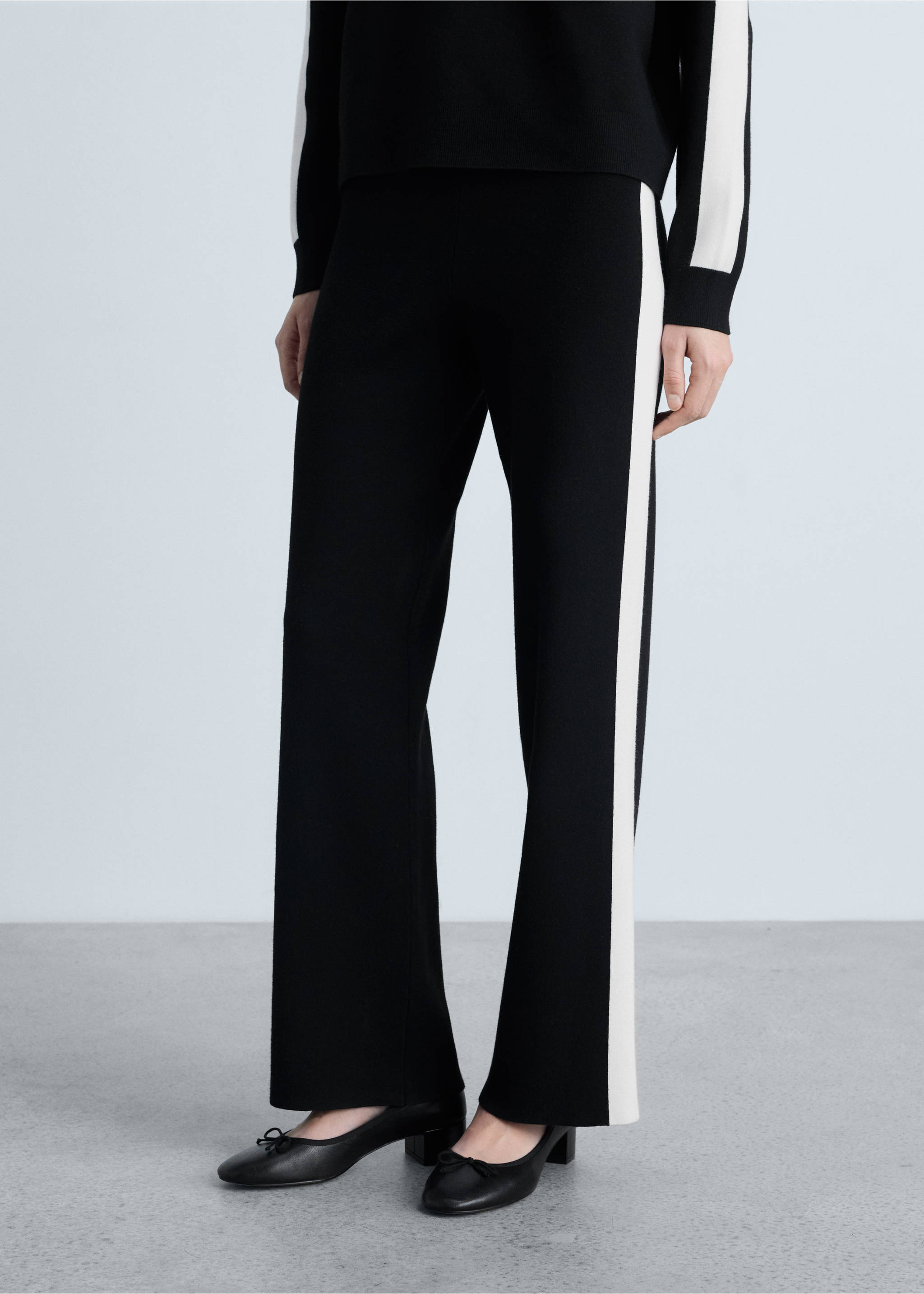 Contrasting stripe knitted sweater - Medium plane, Black. Ref: 87024076-00.