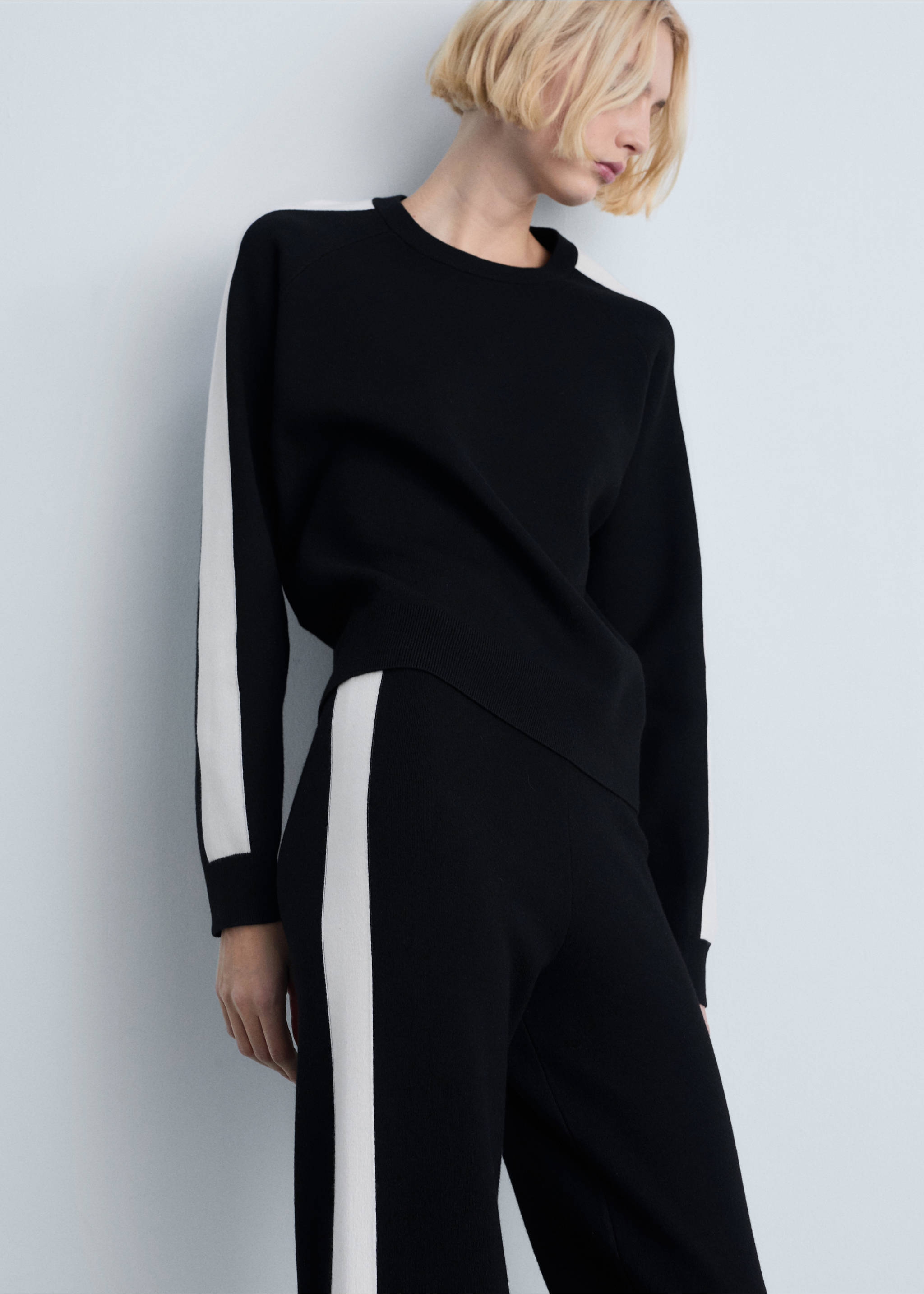 Contrasting stripe knitted sweater - Details of the article 1, Black. Ref: 87024076-00.