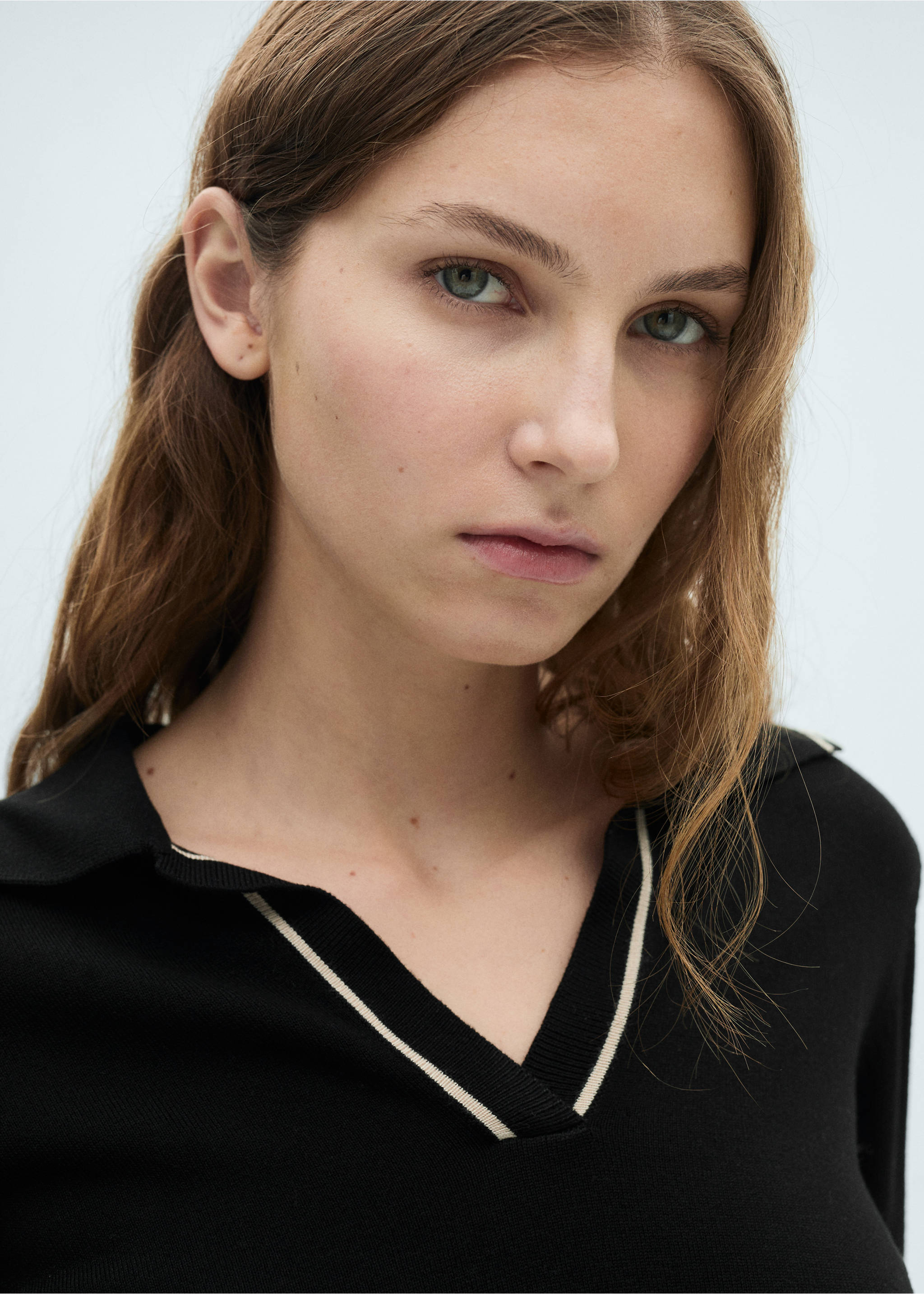 Sweater with contrasting lapels and trims - Details of the article 1, Black. Ref: 87024078-00.