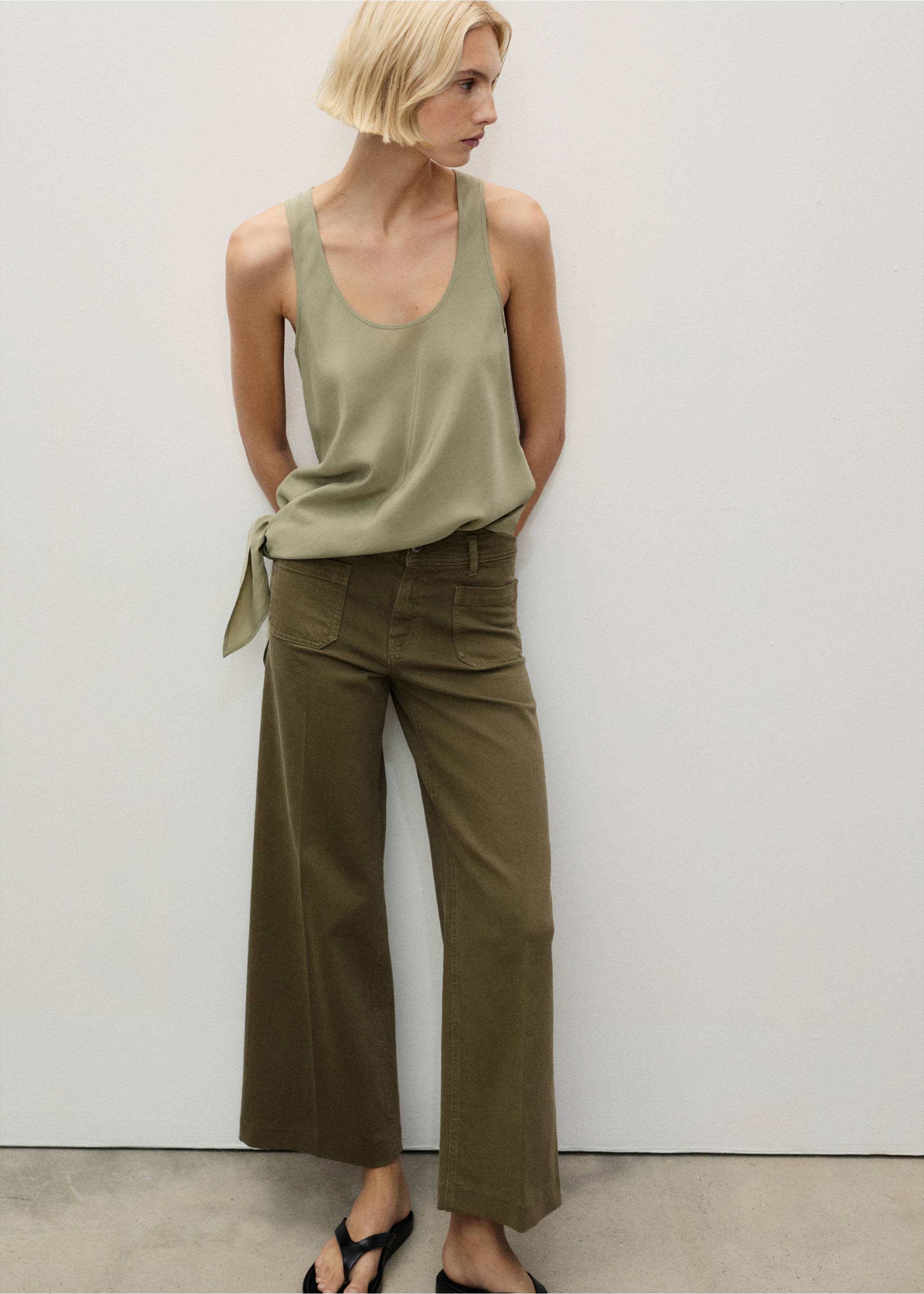 Wide leg jeans with pockets - Details of the article 2, Khaki. Ref: 87024084-00.