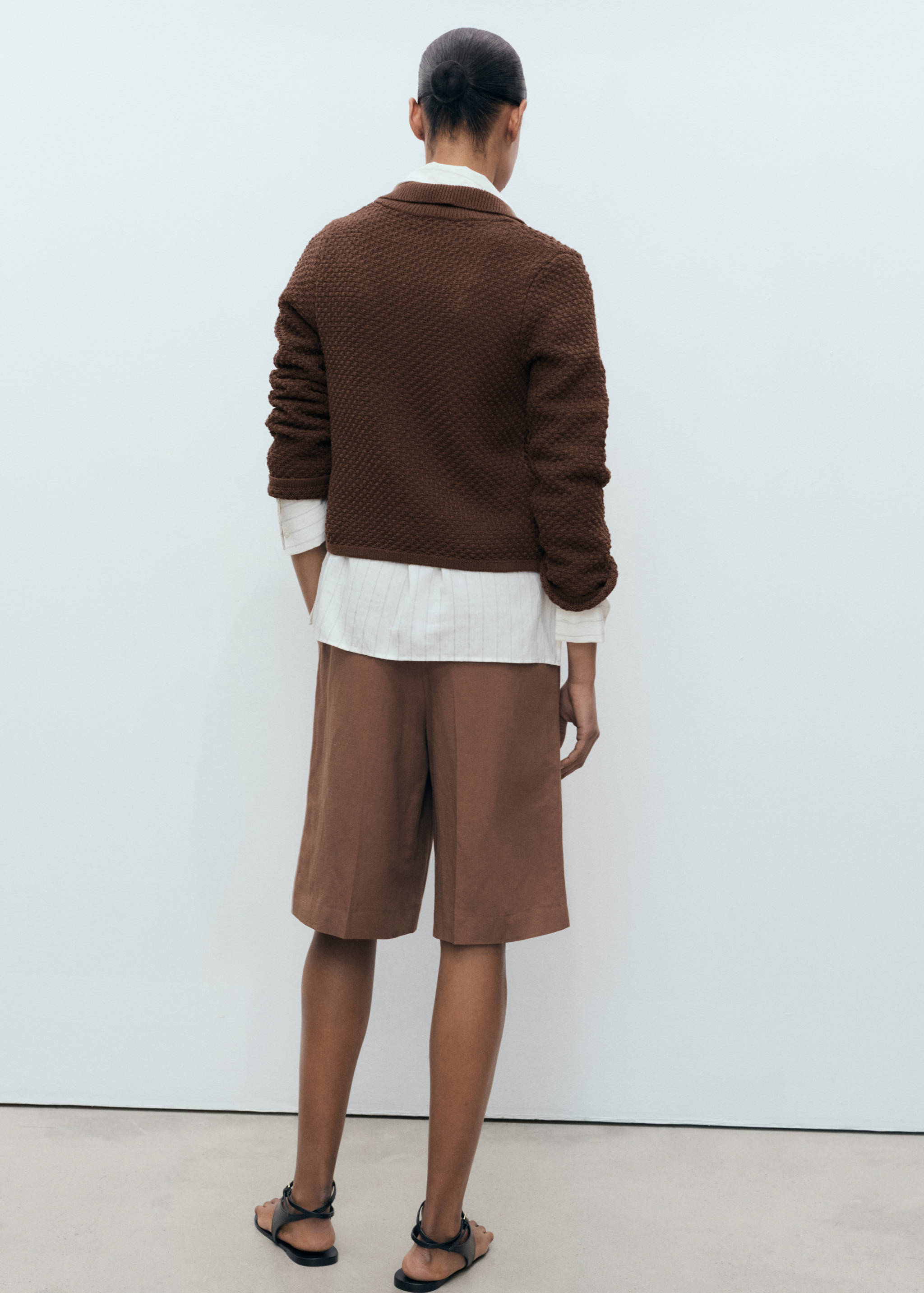 Strickjacke mit Poloshirtkragen - Rückseite des Artikels