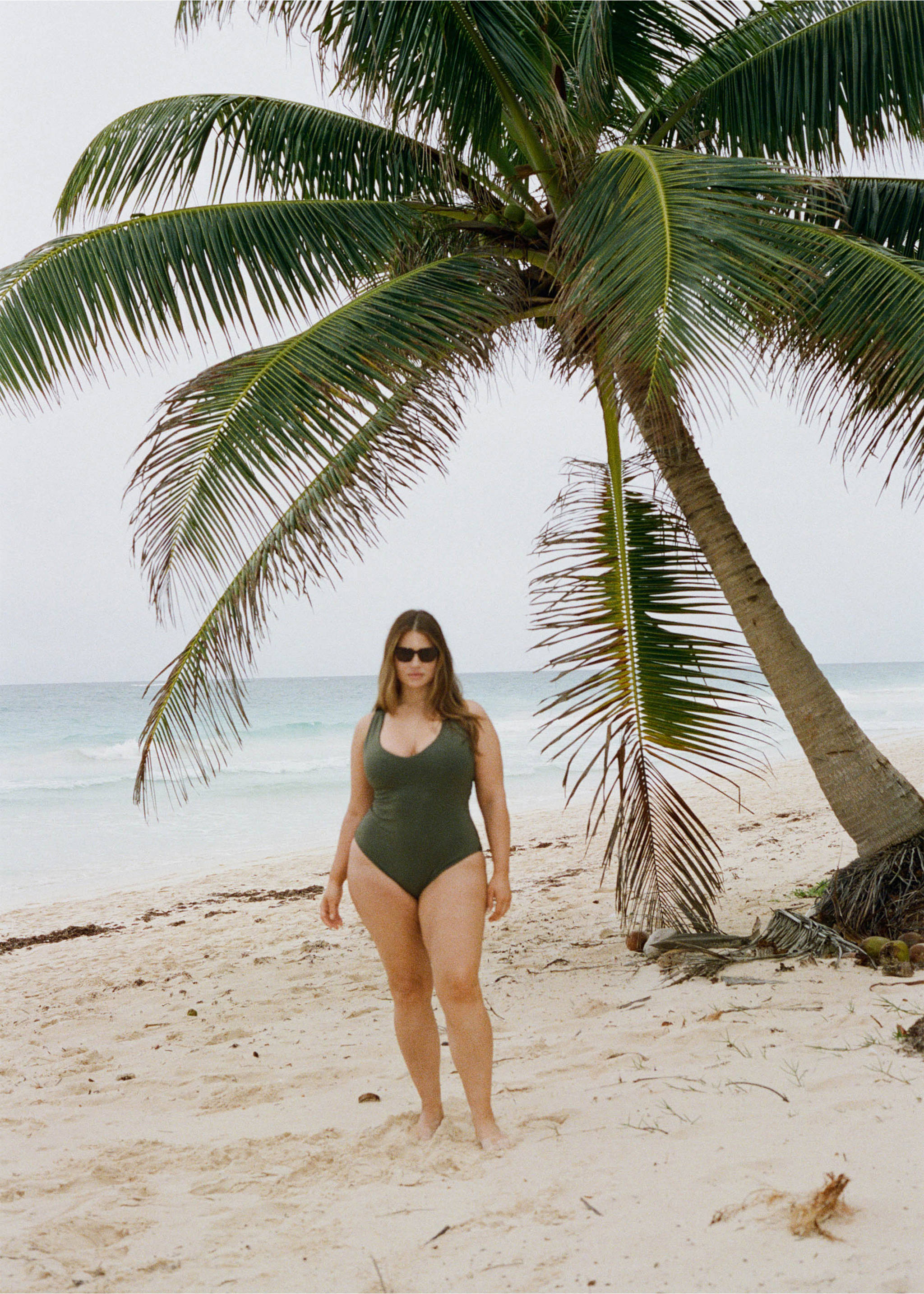 Crossover back swimsuit - Details of the article 3, Khaki. Ref: 87024391-00.