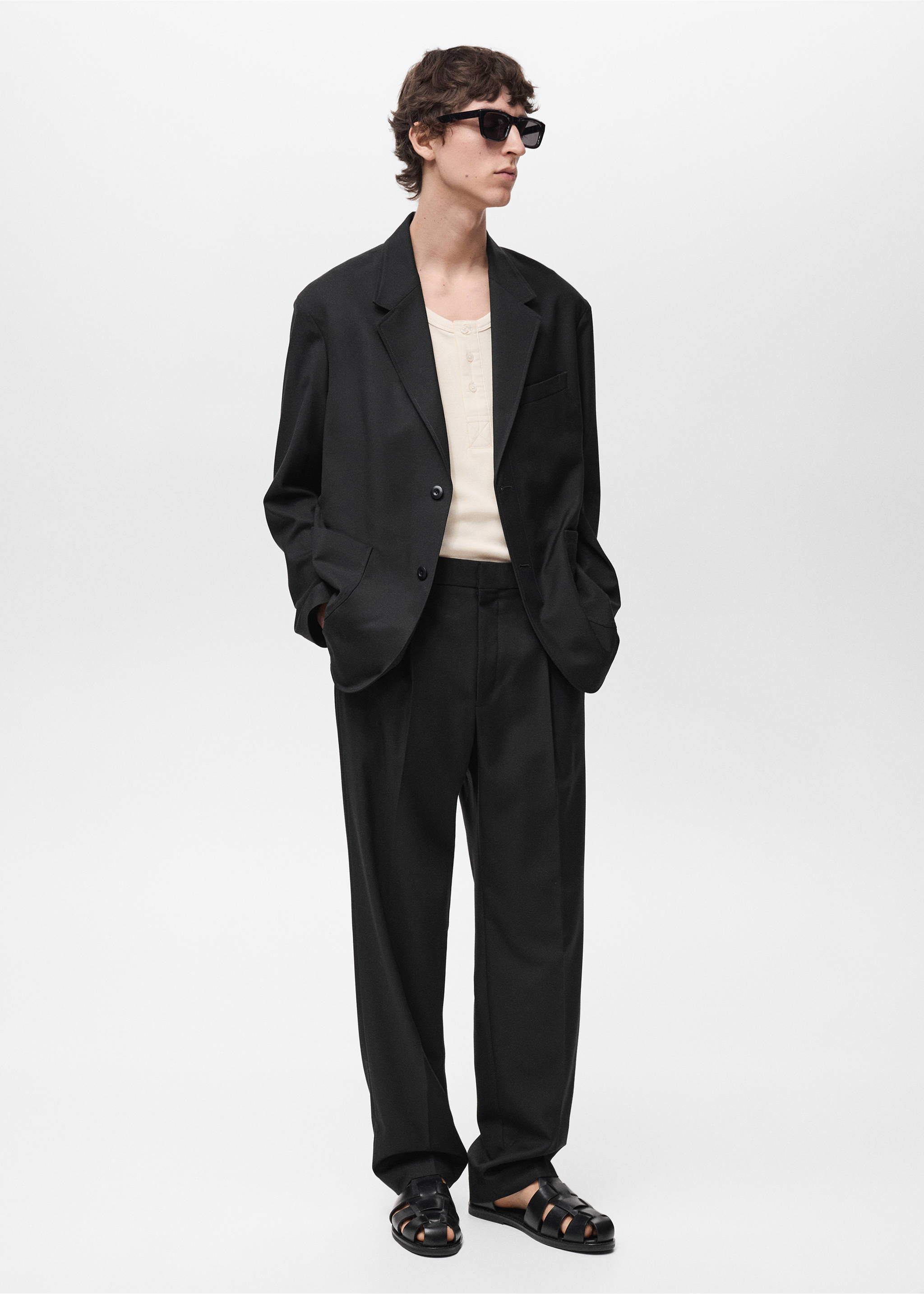 Pantalón traje relaxed fit pinzas - Plano general, Negro. Ref: 87024406-00.