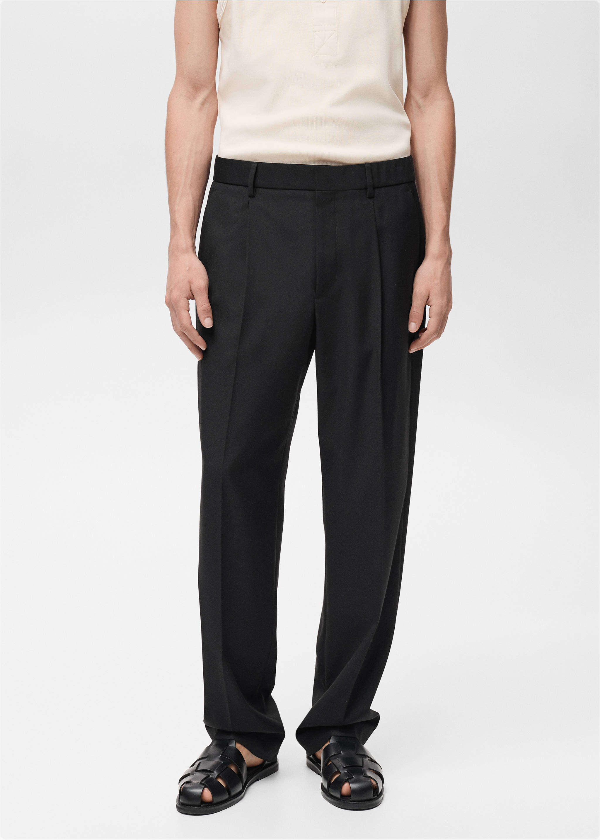 Pantalón traje relaxed fit pinzas - Plano medio, Negro. Ref: 87024406-00.