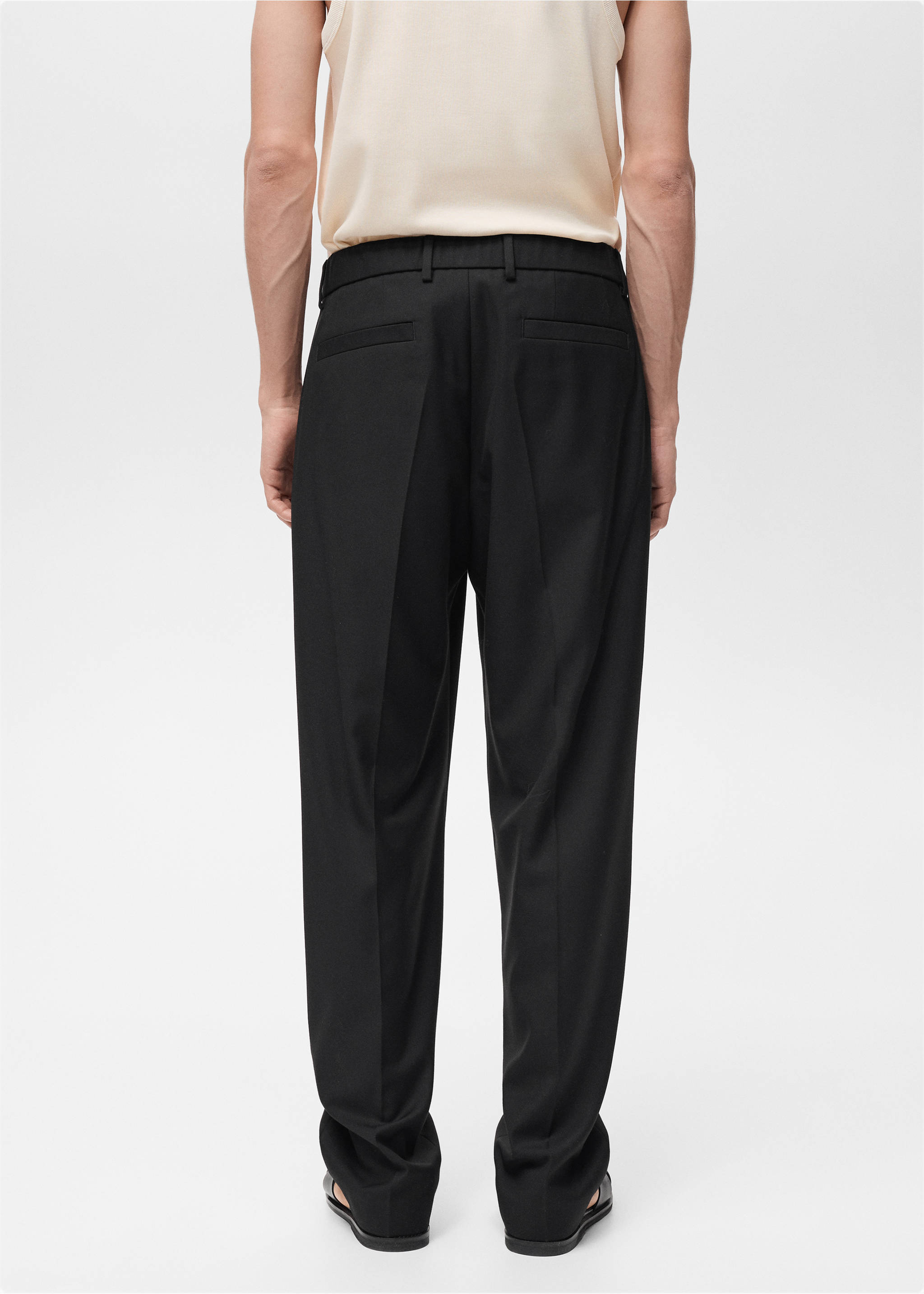 Pantalón traje relaxed fit pinzas - Reverso del artículo, Negro. Ref: 87024406-00.