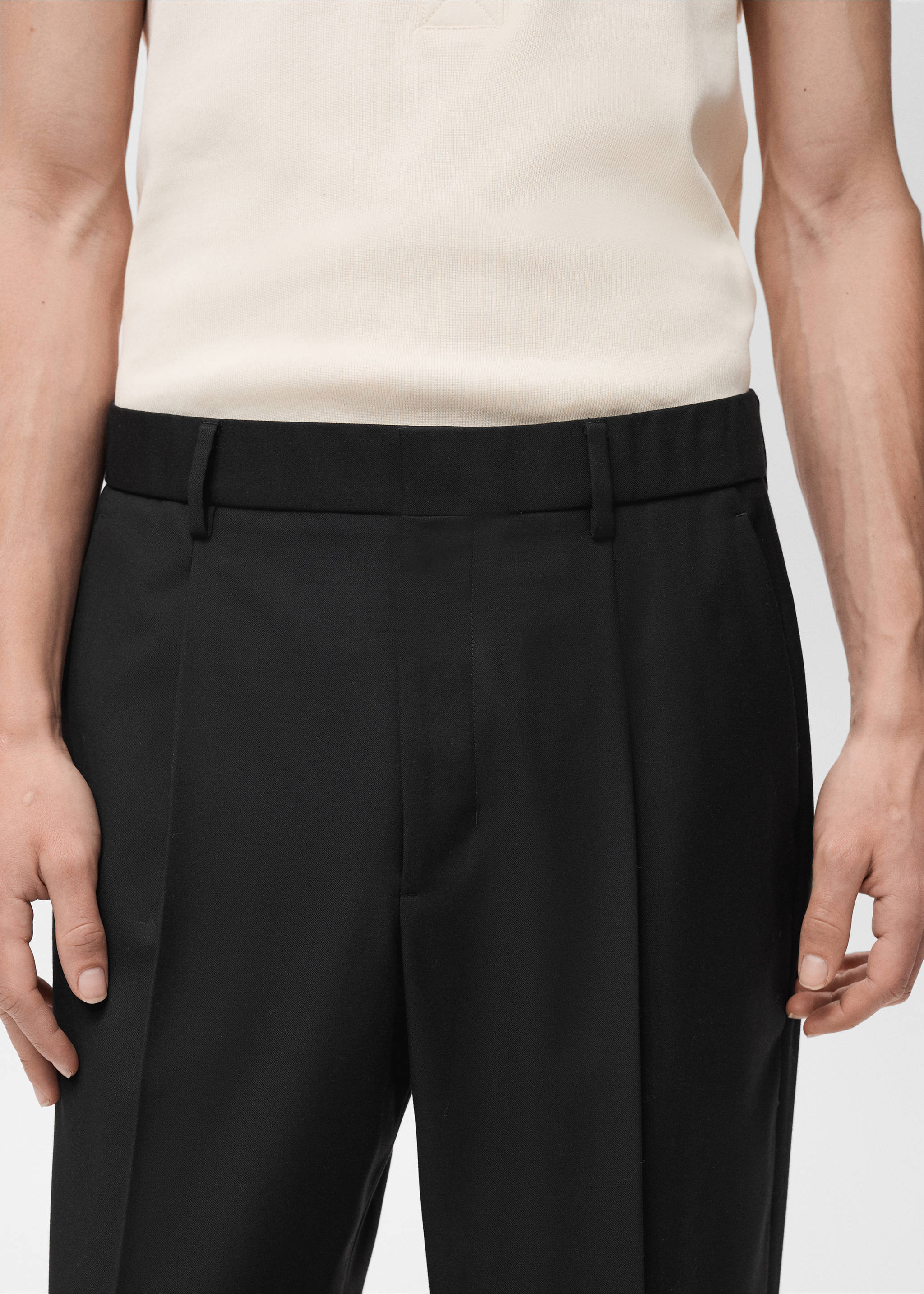 Pantalón traje relaxed fit pinzas - Detalle del artículo 1, Negro. Ref: 87024406-00.