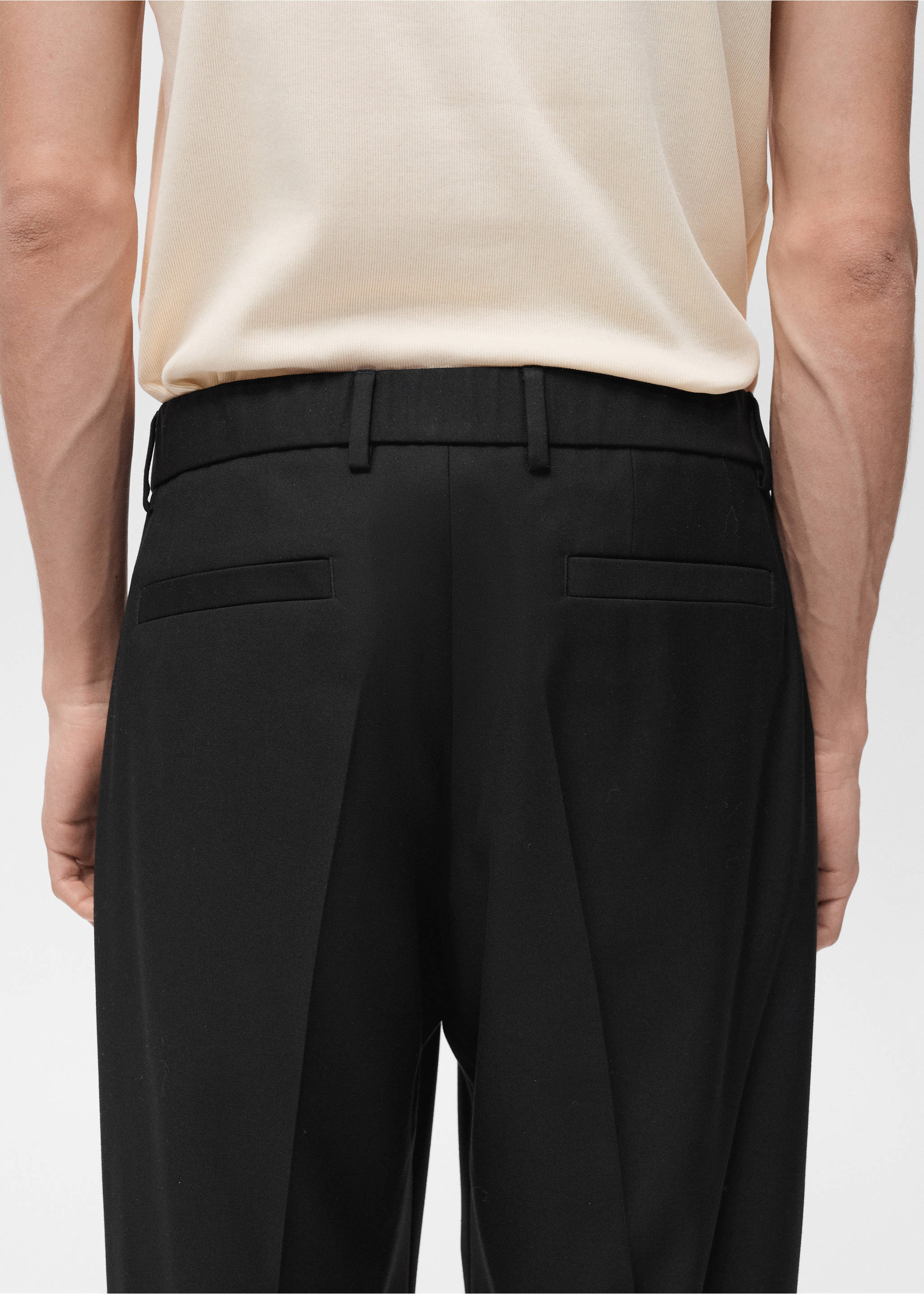 Pantalón traje relaxed fit pinzas - Detalle del artículo 3, Negro. Ref: 87024406-00.