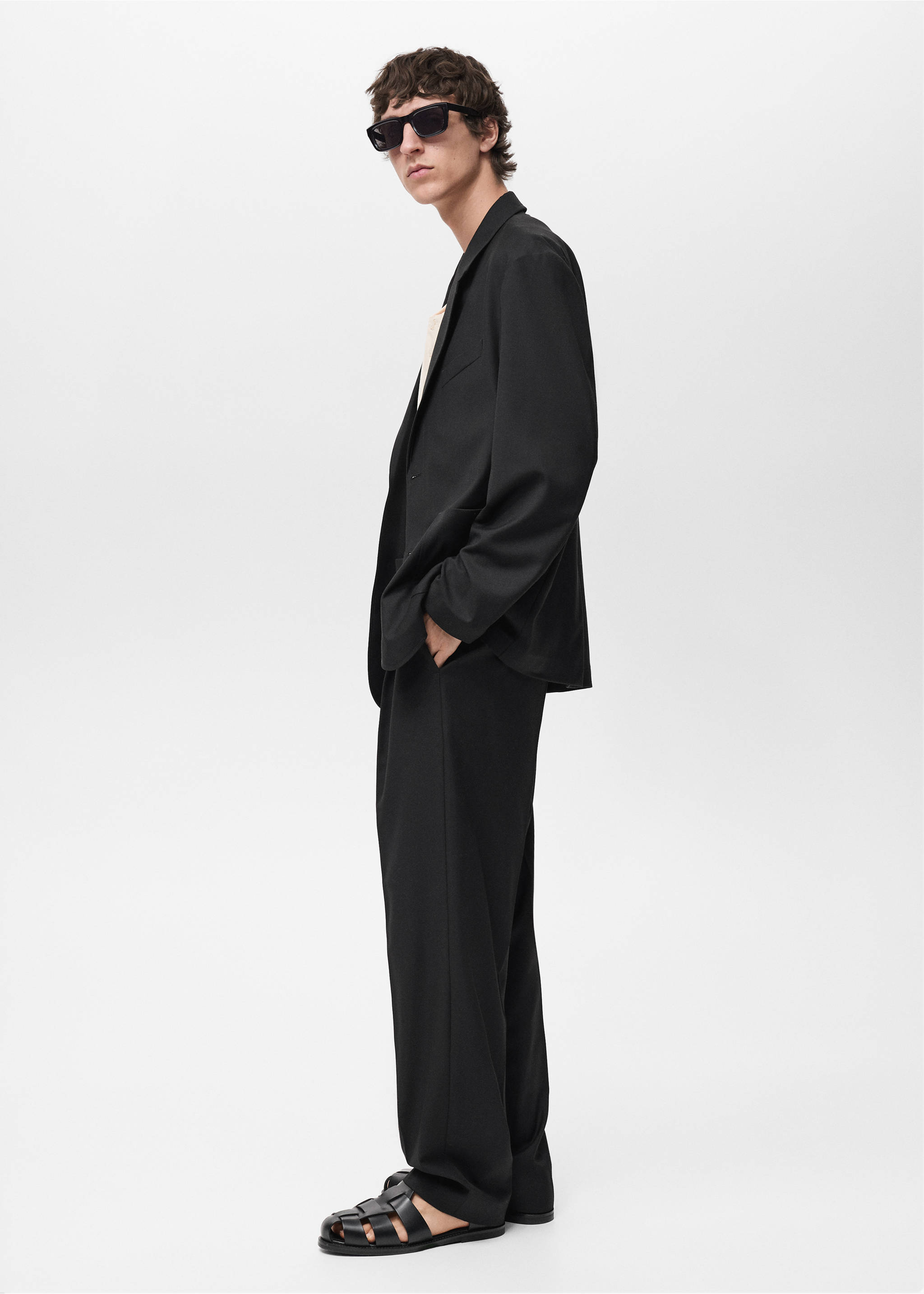 Pantalón traje relaxed fit pinzas - Detalle del artículo 2, Negro. Ref: 87024406-00.