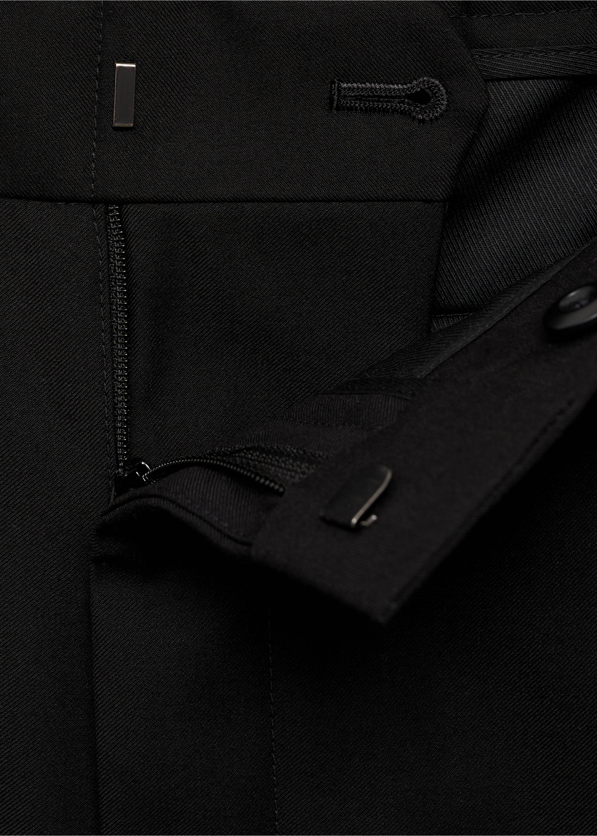 Pantalón traje relaxed fit pinzas - Detalle del artículo 8, Negro. Ref: 87024406-00.