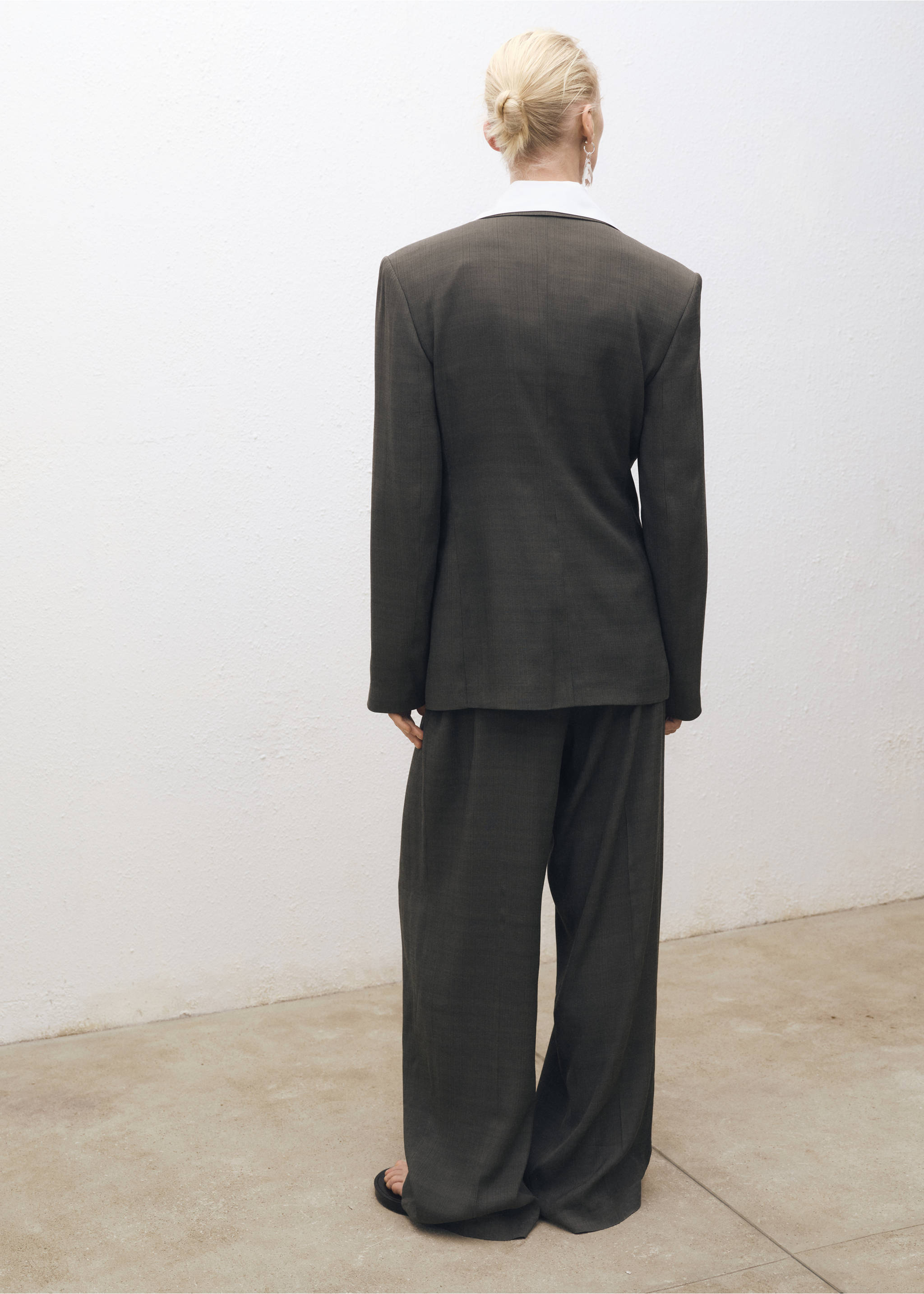 Suit trousers with belt clips - Reverse of the article, Khaki. Ref: 87024421-00.