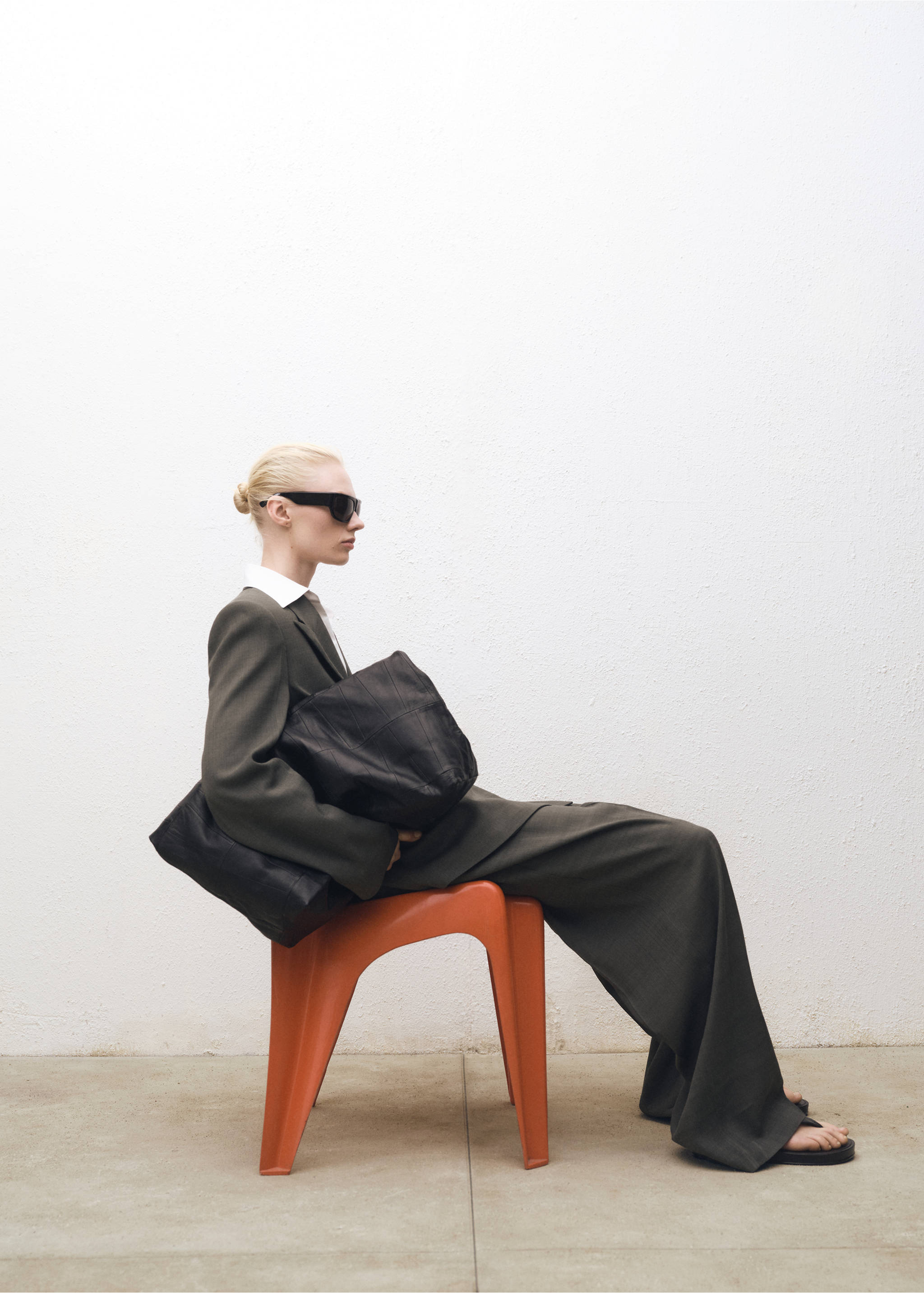 Suit trousers with belt clips - Details of the article 6, Khaki. Ref: 87024421-00.