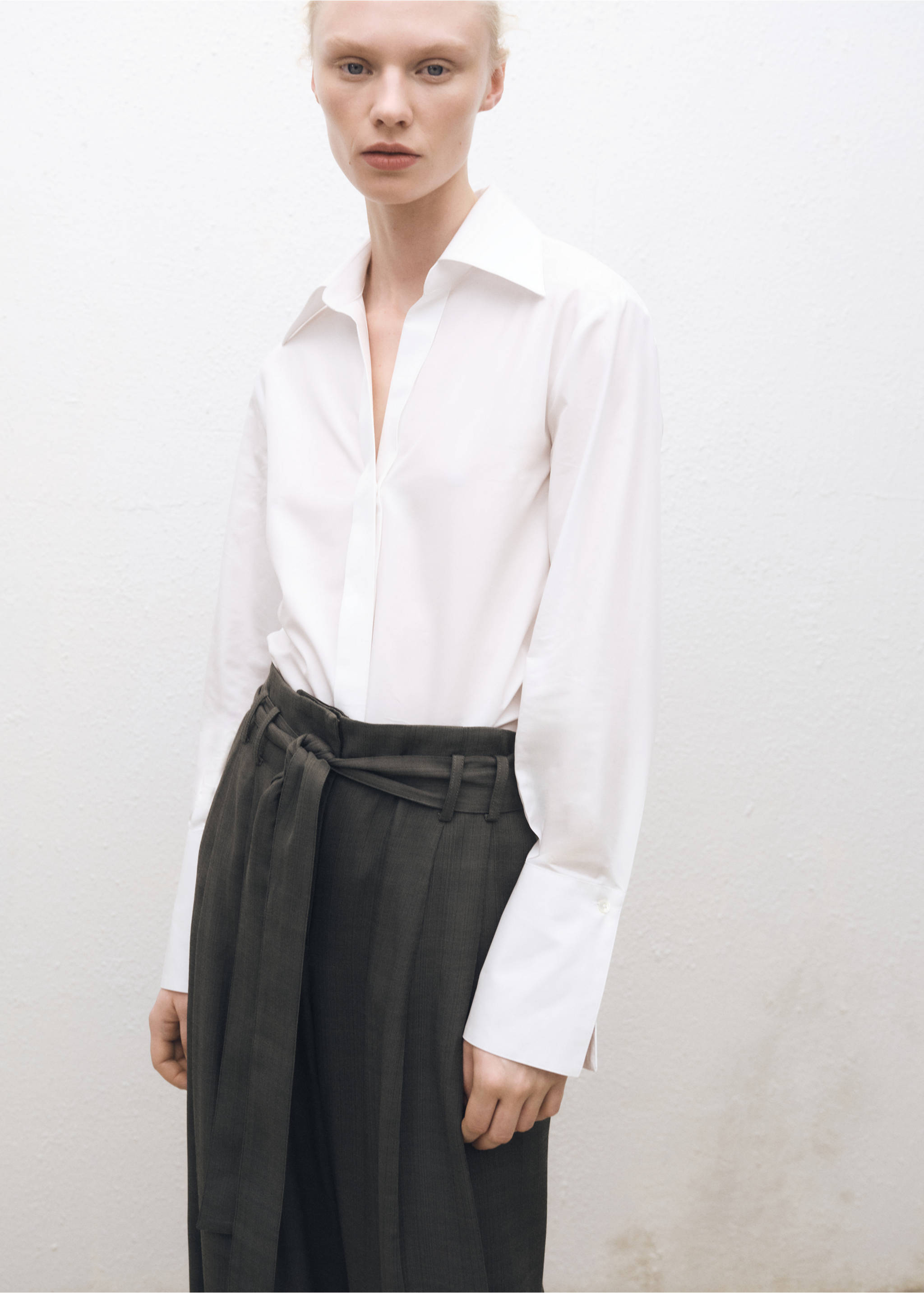 Suit trousers with belt clips - Details of the article 2, Khaki. Ref: 87024421-00.