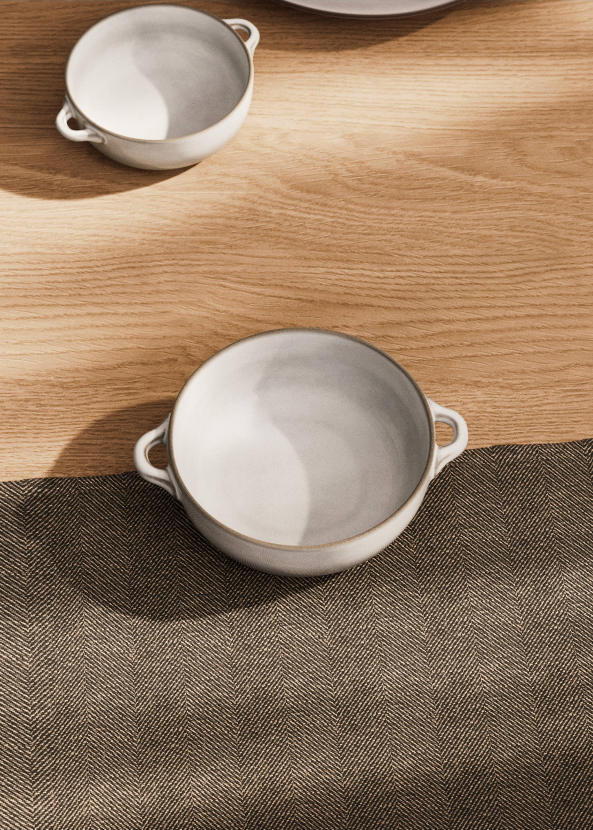 Medium stoneware casserole bowl with contrasting rim - General plane, White. Ref: 87024427-00.