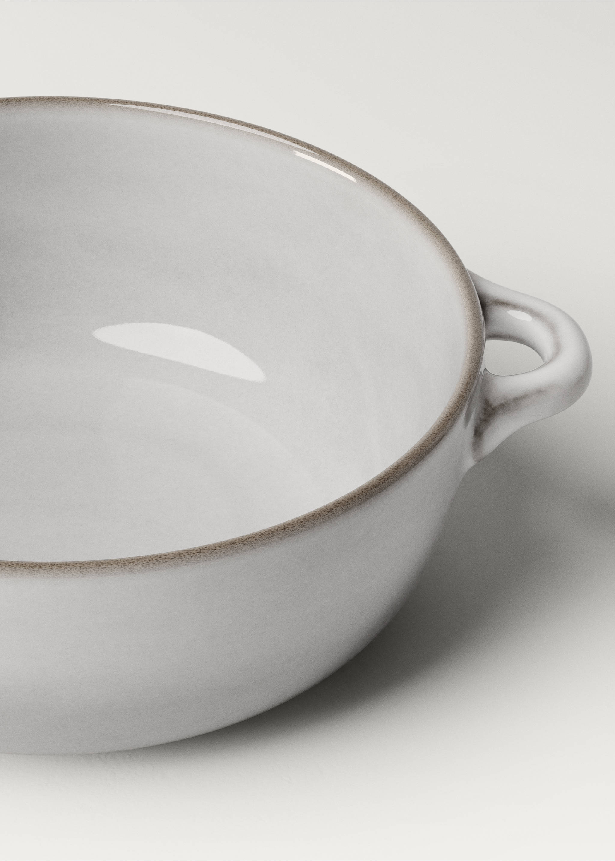 Medium stoneware casserole bowl with contrasting rim - Details of the article 2, White. Ref: 87024427-00.