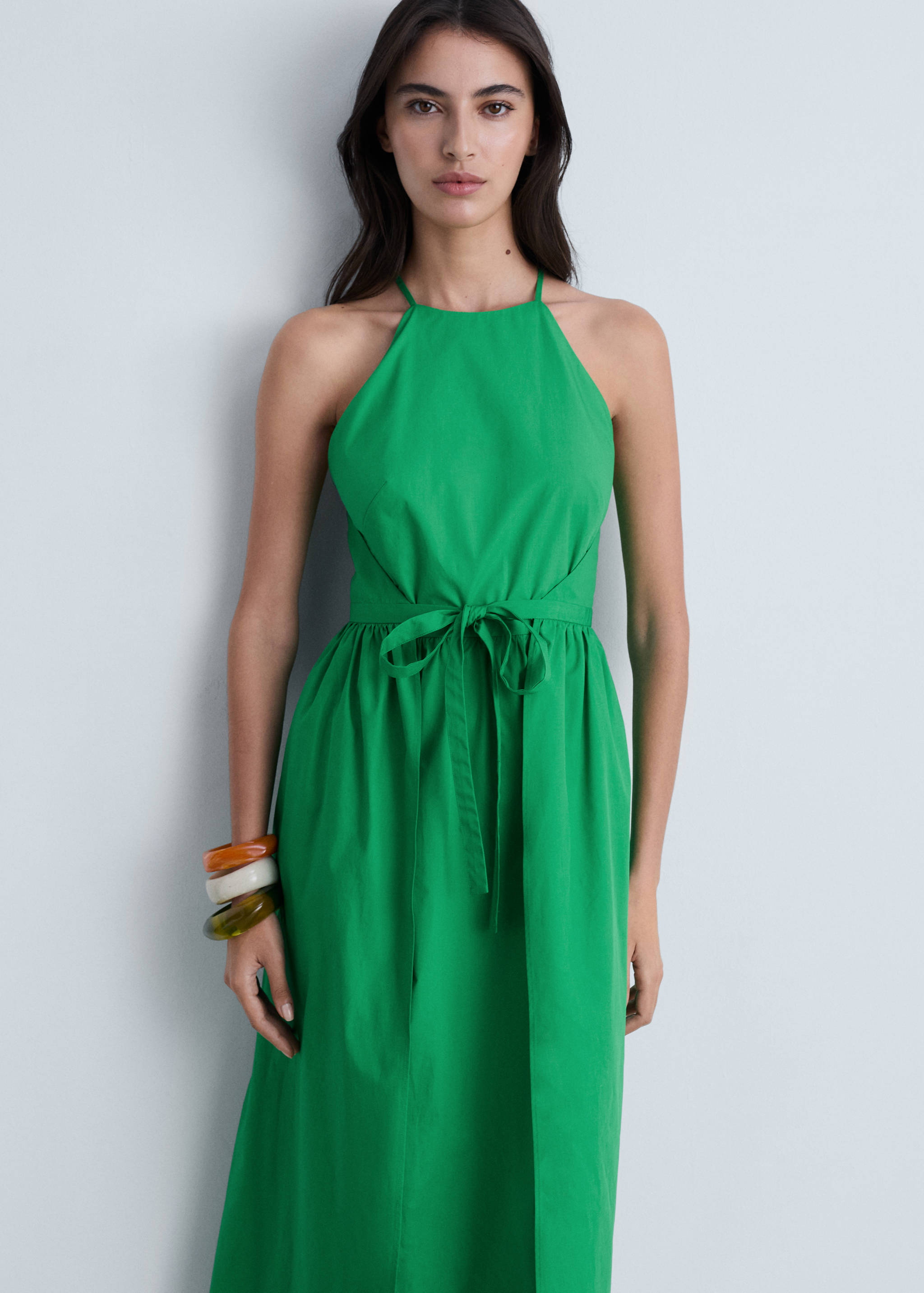 Vestido halter lazo - Plano medio