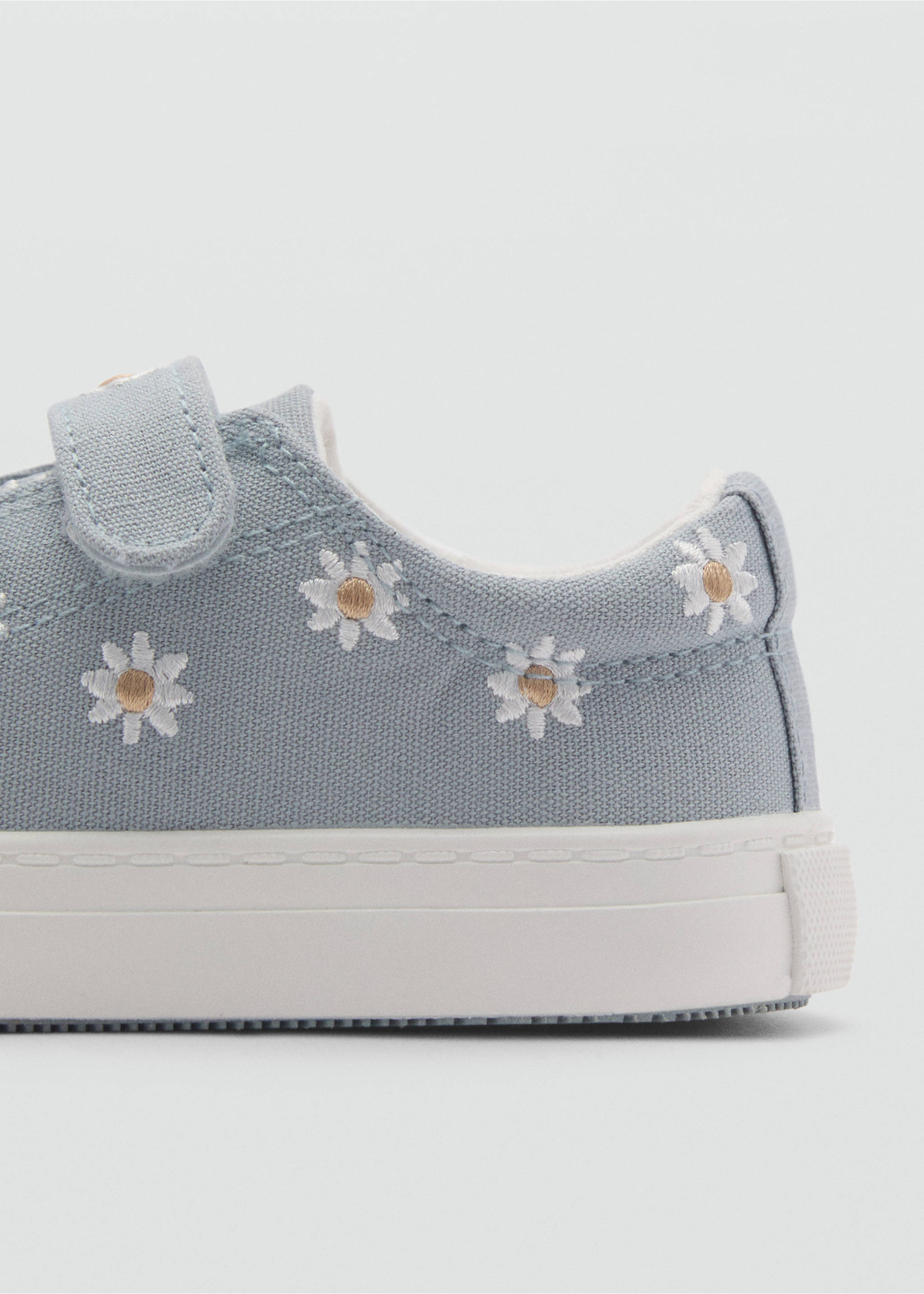 Deportivas bordadas flores - Detalle del artículo 1, Azul celeste. Ref: 87025137-00.