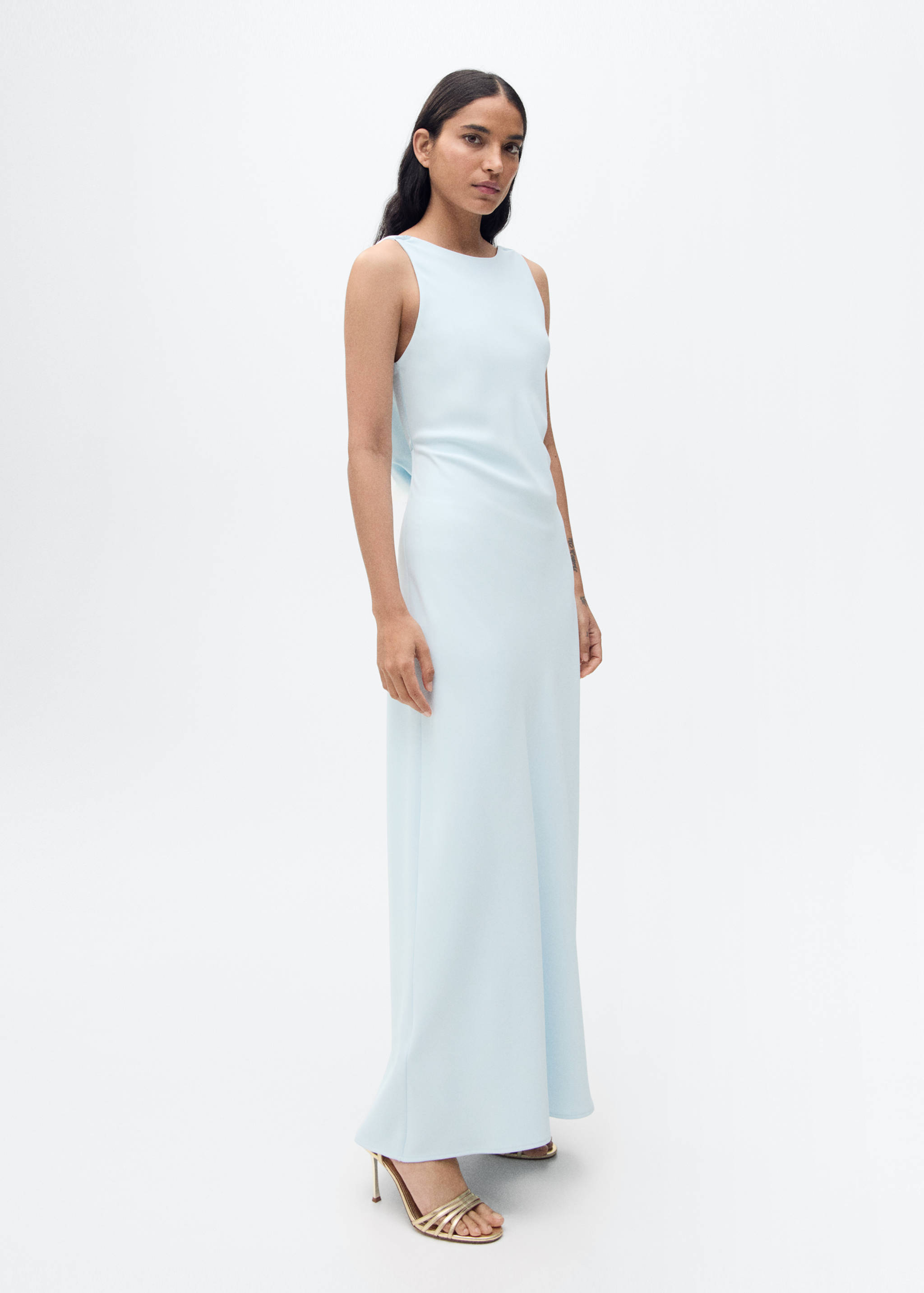 Vestit setinat esquena drapejada - Pla general