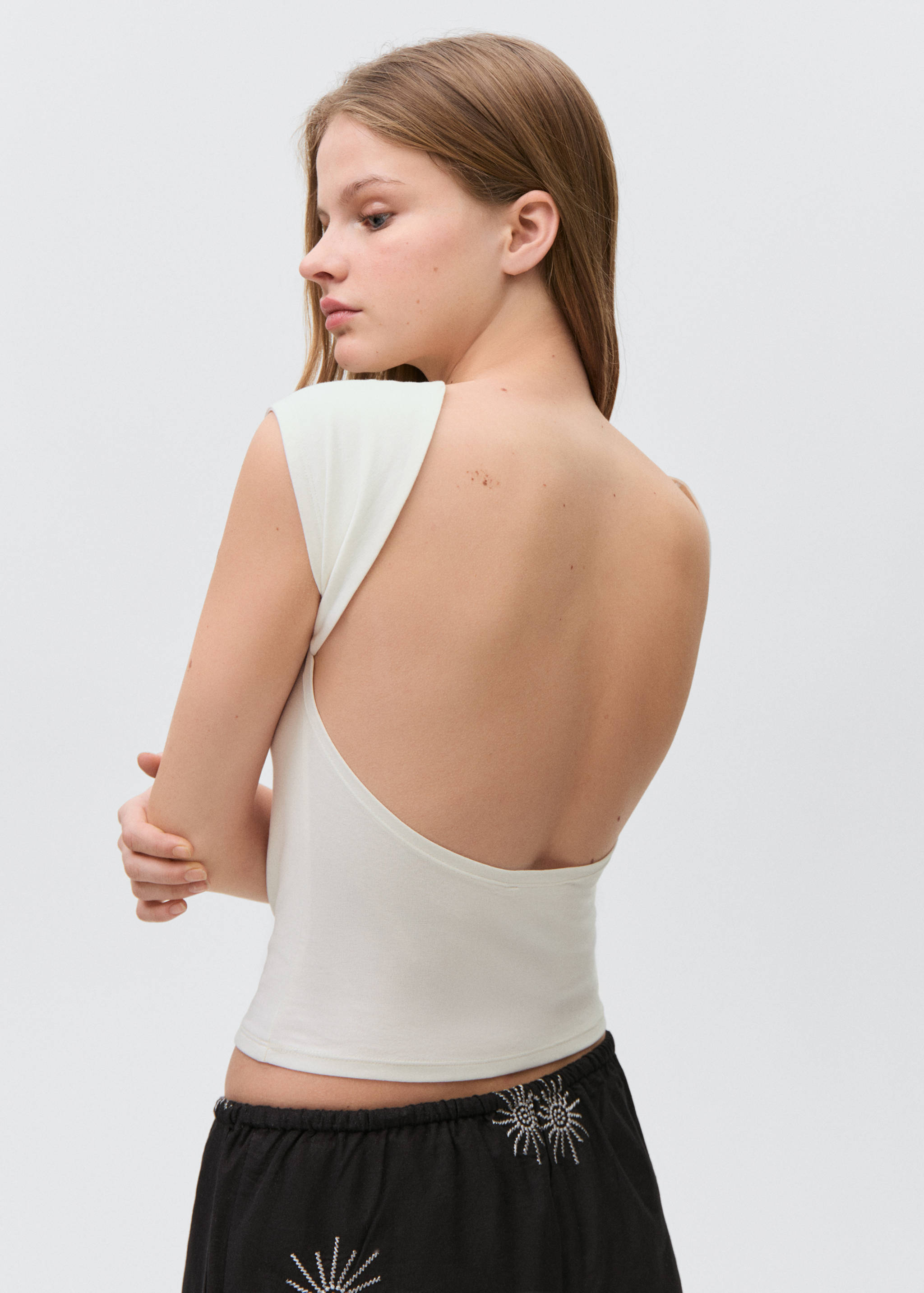 T-shirt with open back - Reverse of the article