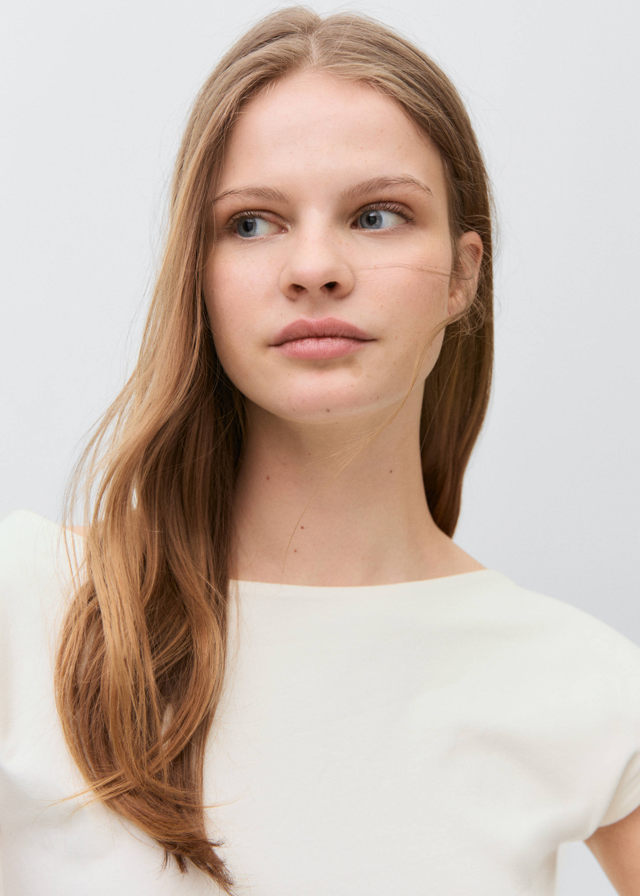 T-shirt with open back - Details of the article 1