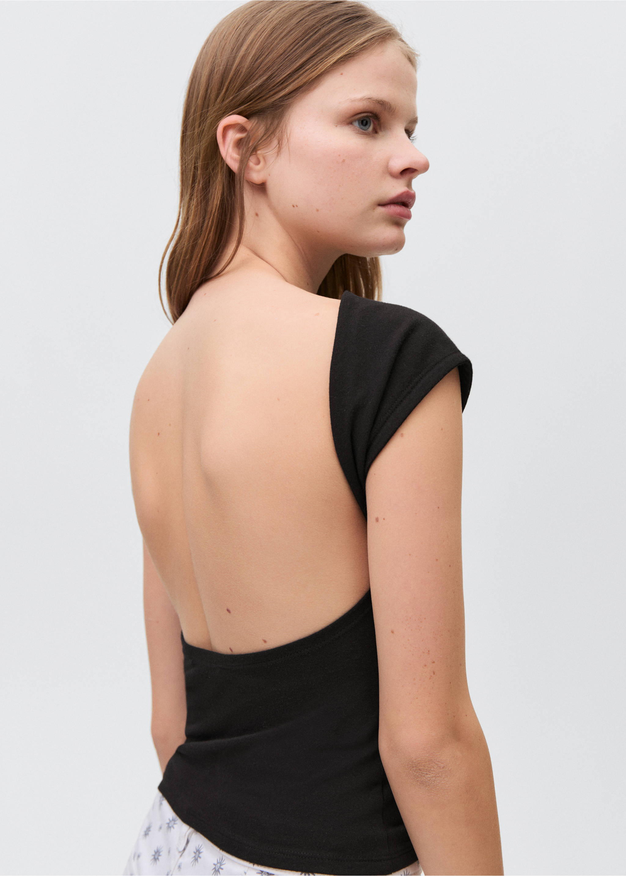 T-shirt with open back - Reverse of the article, Black. Ref: 87025733-00.
