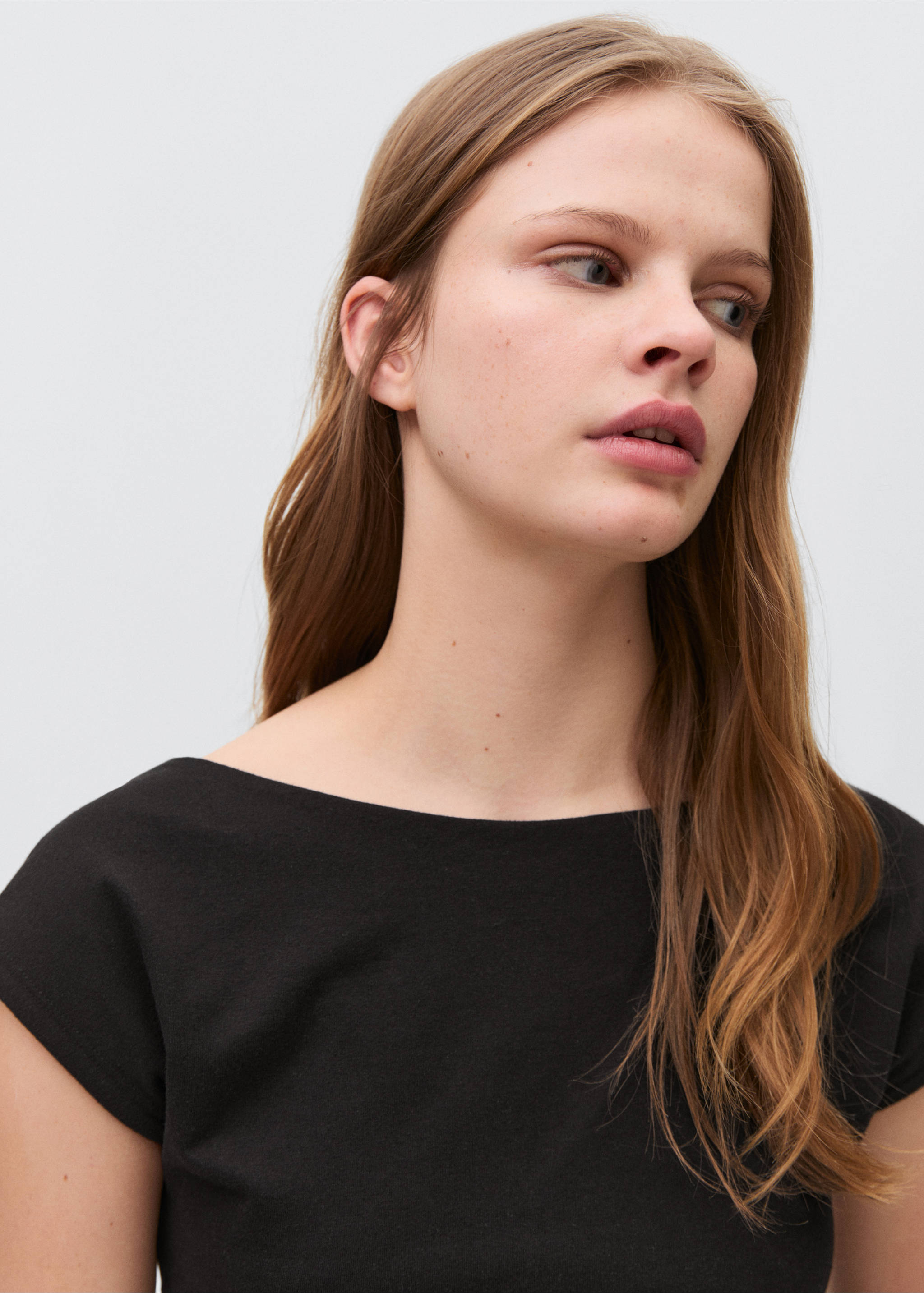 T-shirt with open back - Details of the article 1, Black. Ref: 87025733-00.