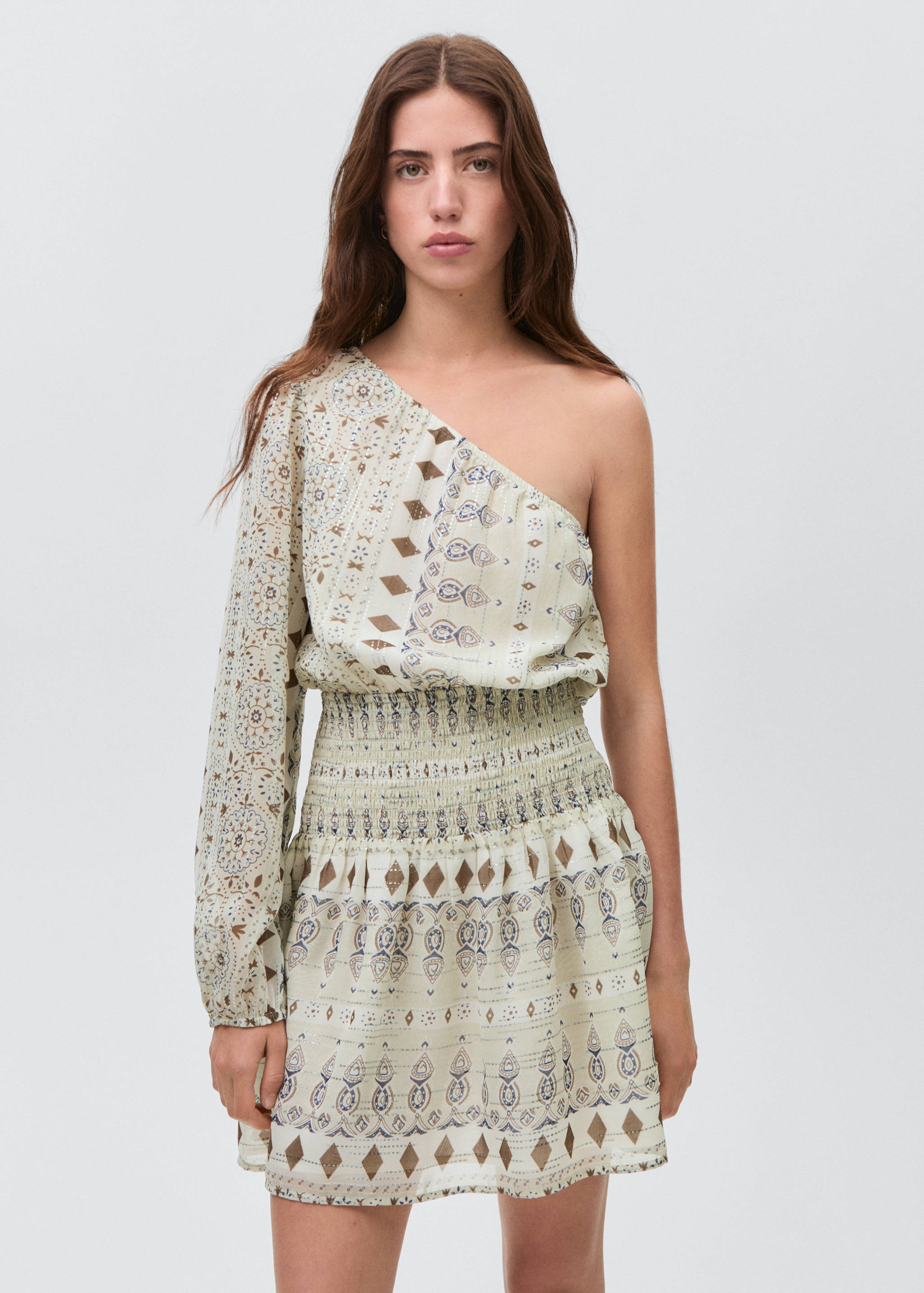 Rochie scurtă asimetrică - Plan mediu