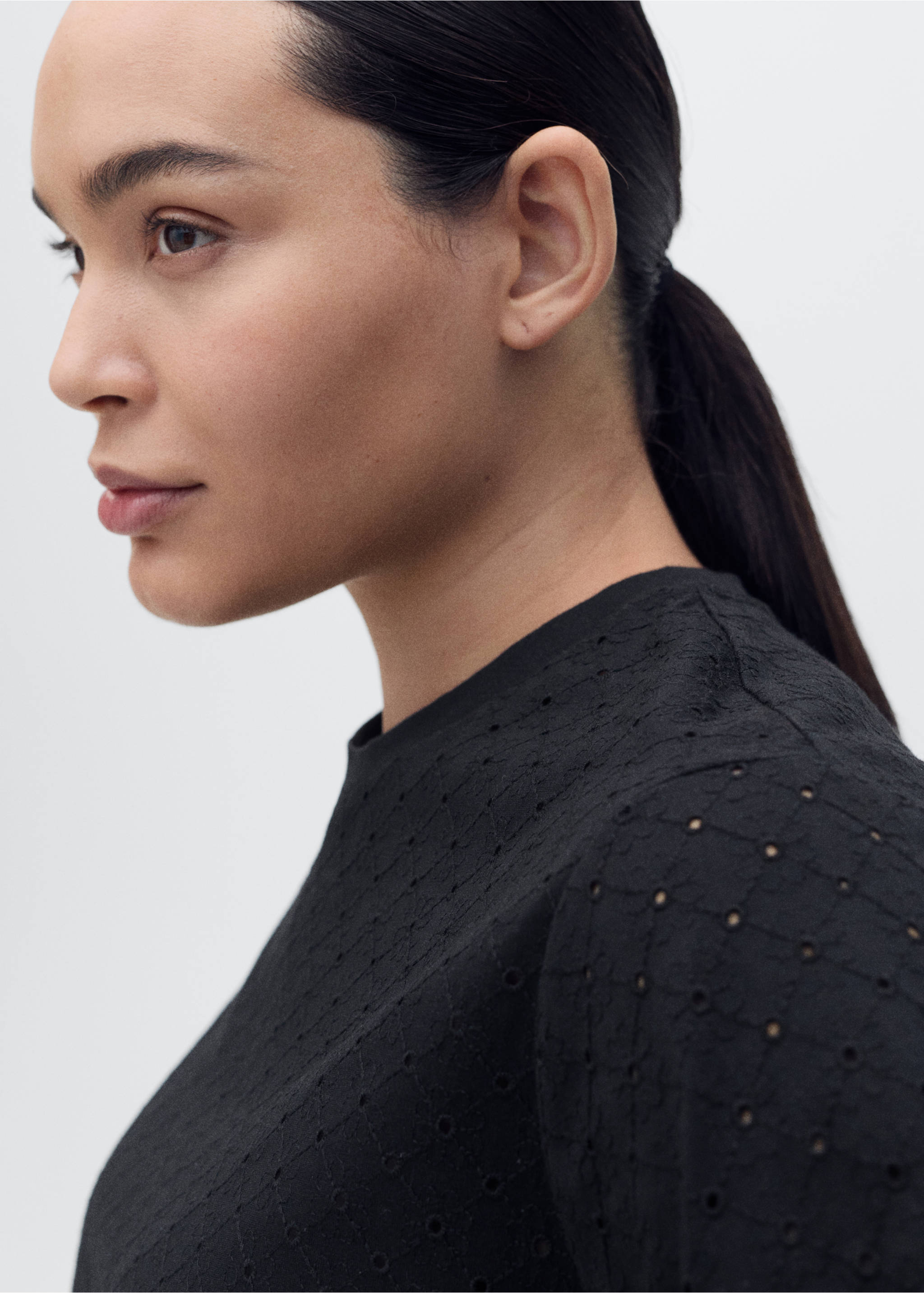 Embroidered openwork t-shirt - Details of the article 4, Black. Ref: 87025747-00.