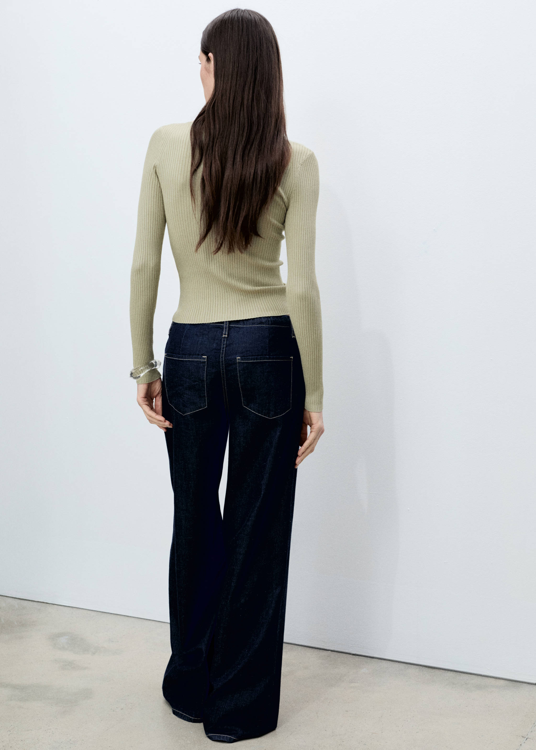 Ribbstickad tröja - Artikelns baksida