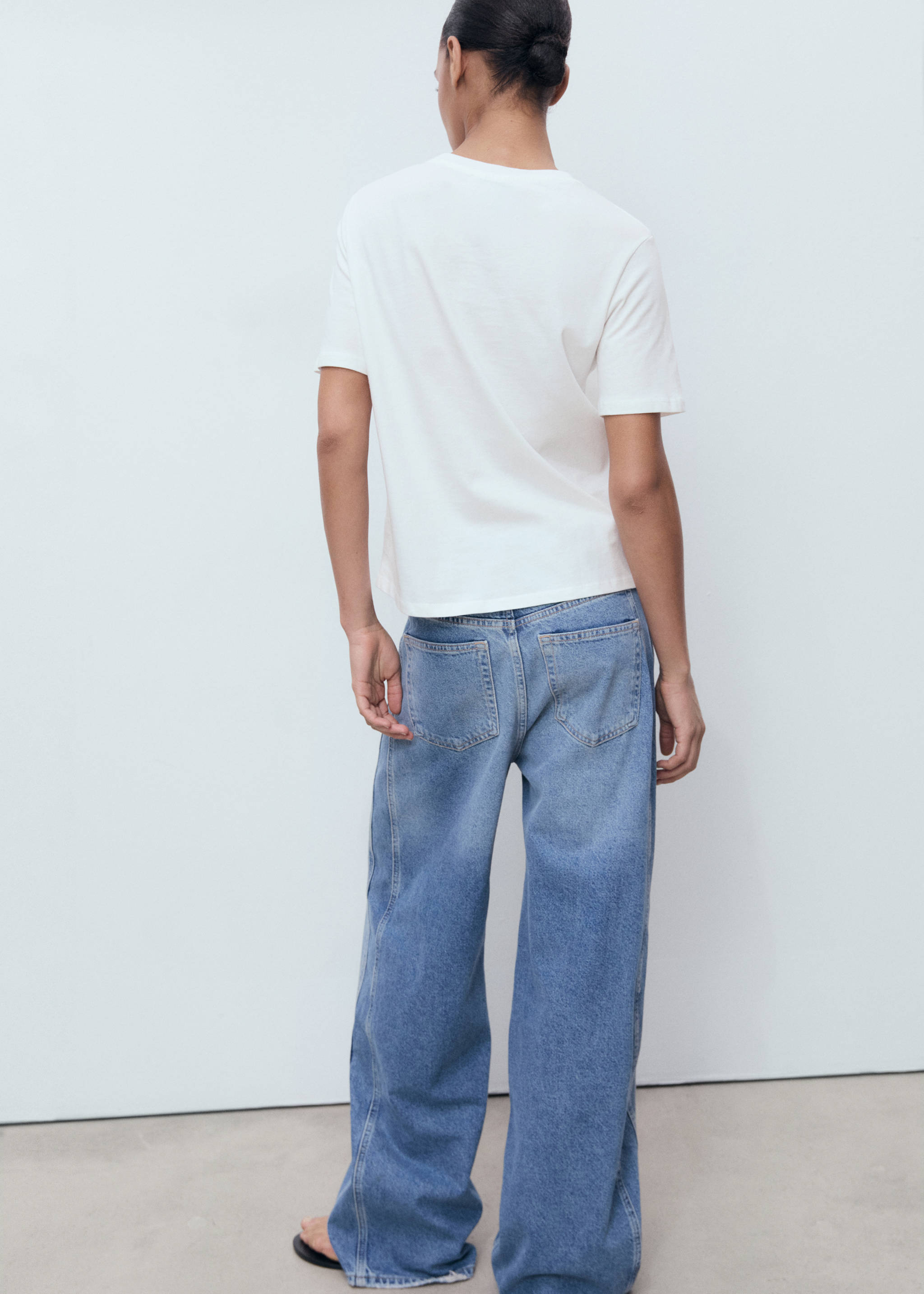 Short-sleeved t-shirt with crochet pocket - Reverse of the article