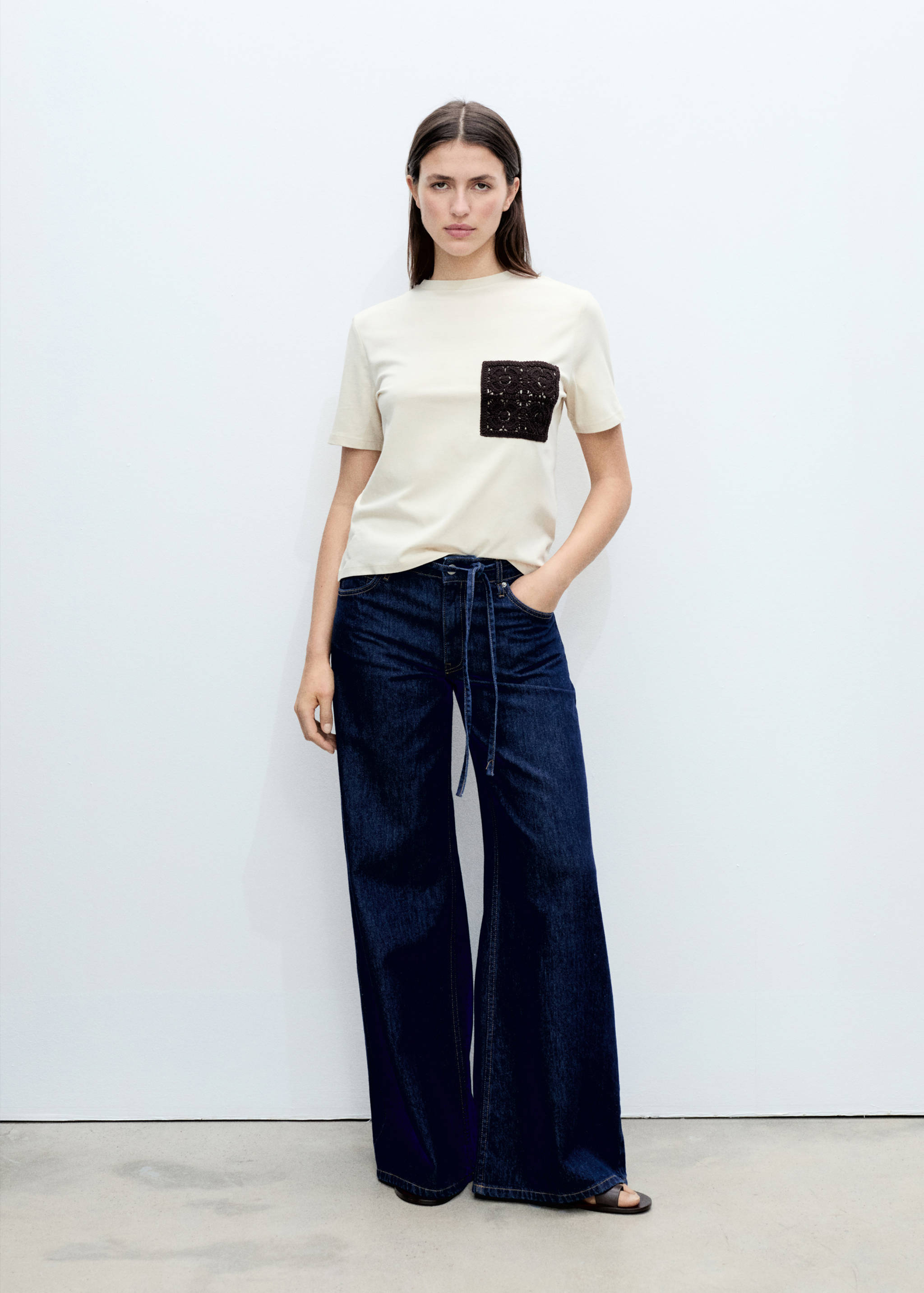 Short-sleeved t-shirt with crochet pocket - General plane