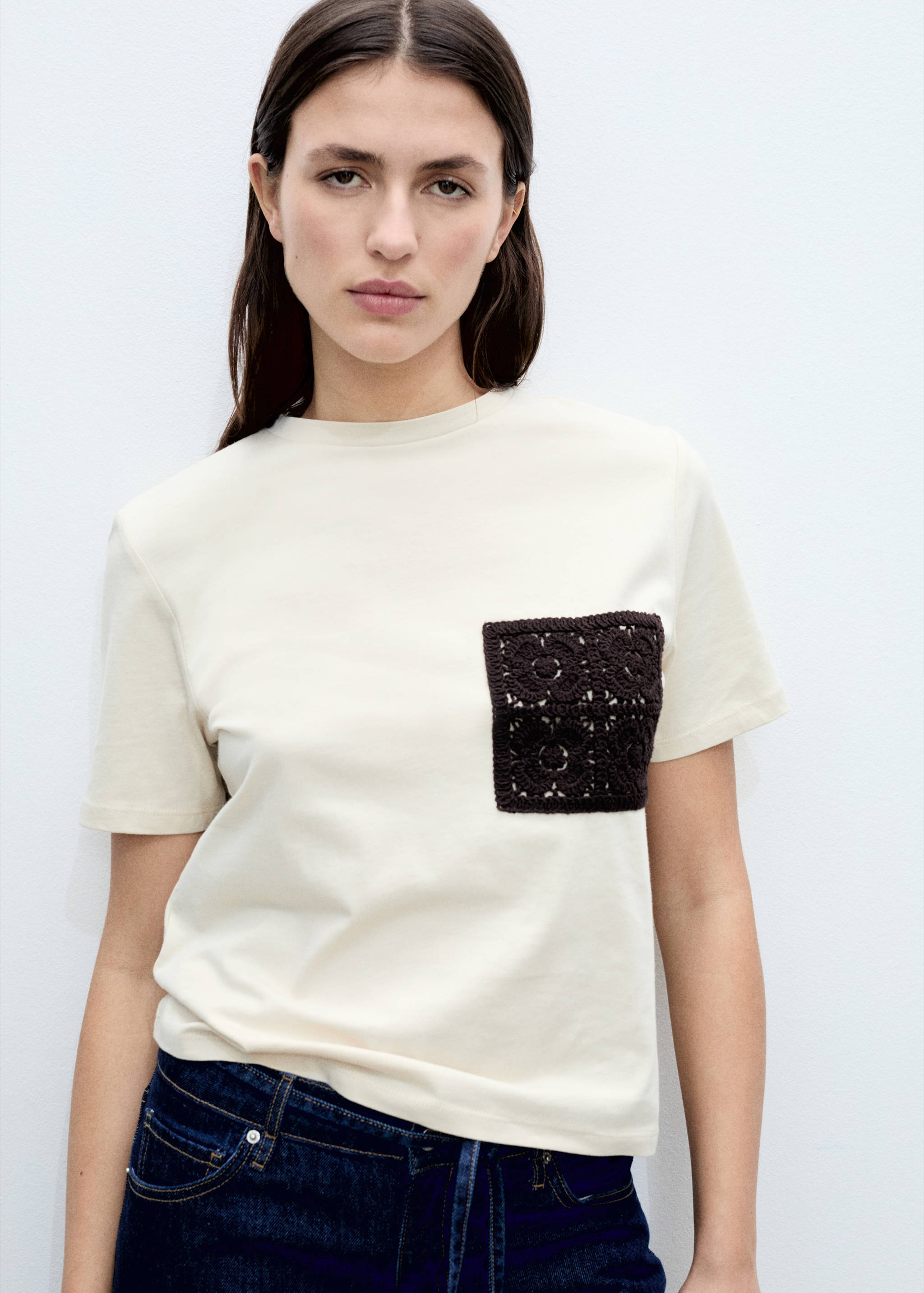 Short-sleeved t-shirt with crochet pocket - Medium plane