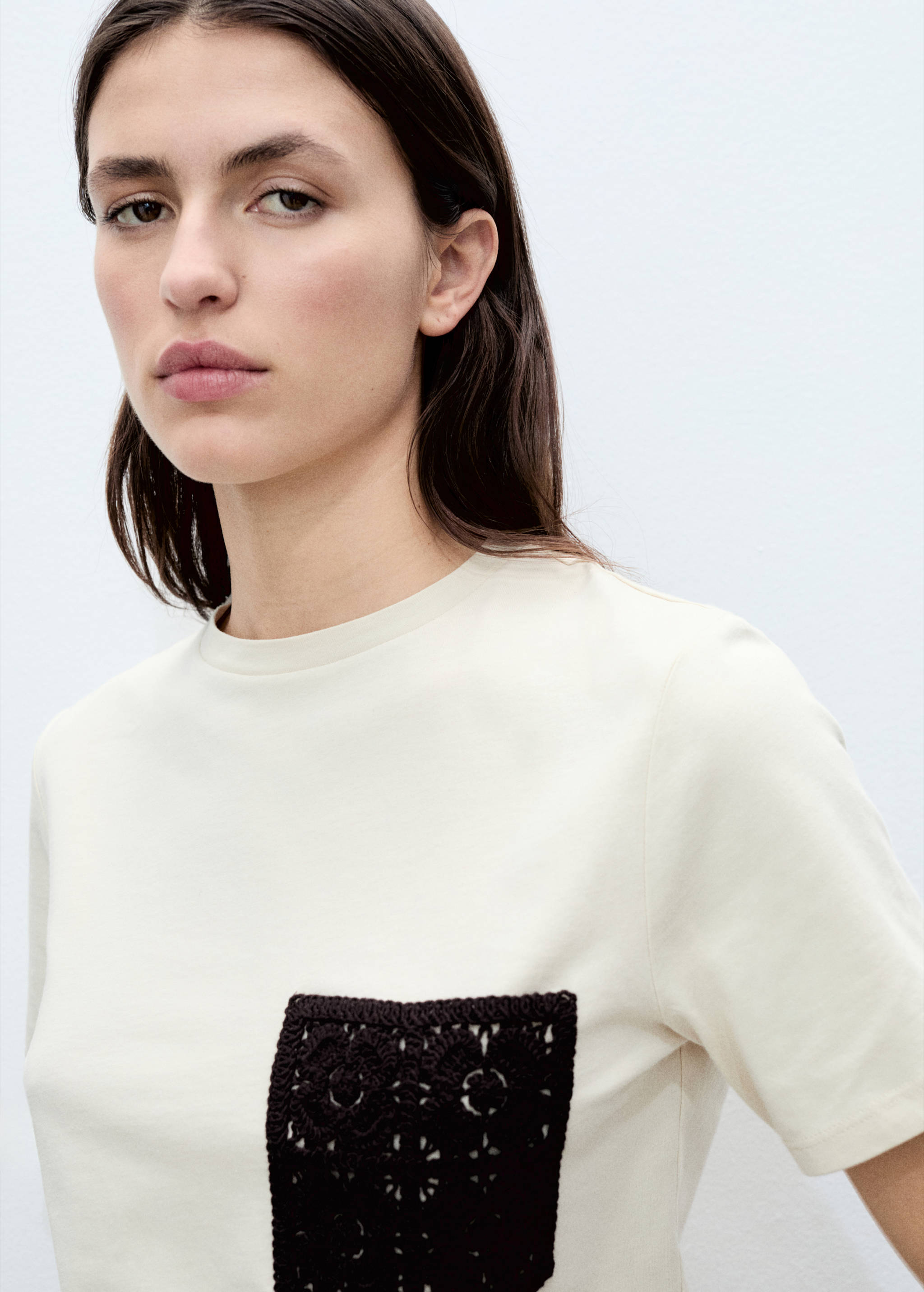 Short-sleeved t-shirt with crochet pocket - Details of the article 1