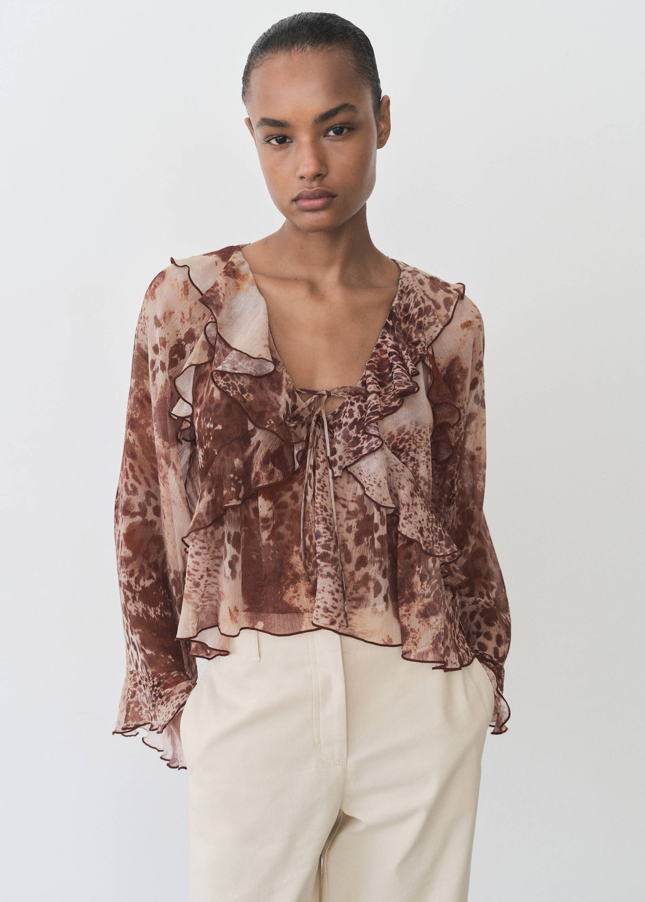Blusa estampada volantes detalle lazo - Plano medio