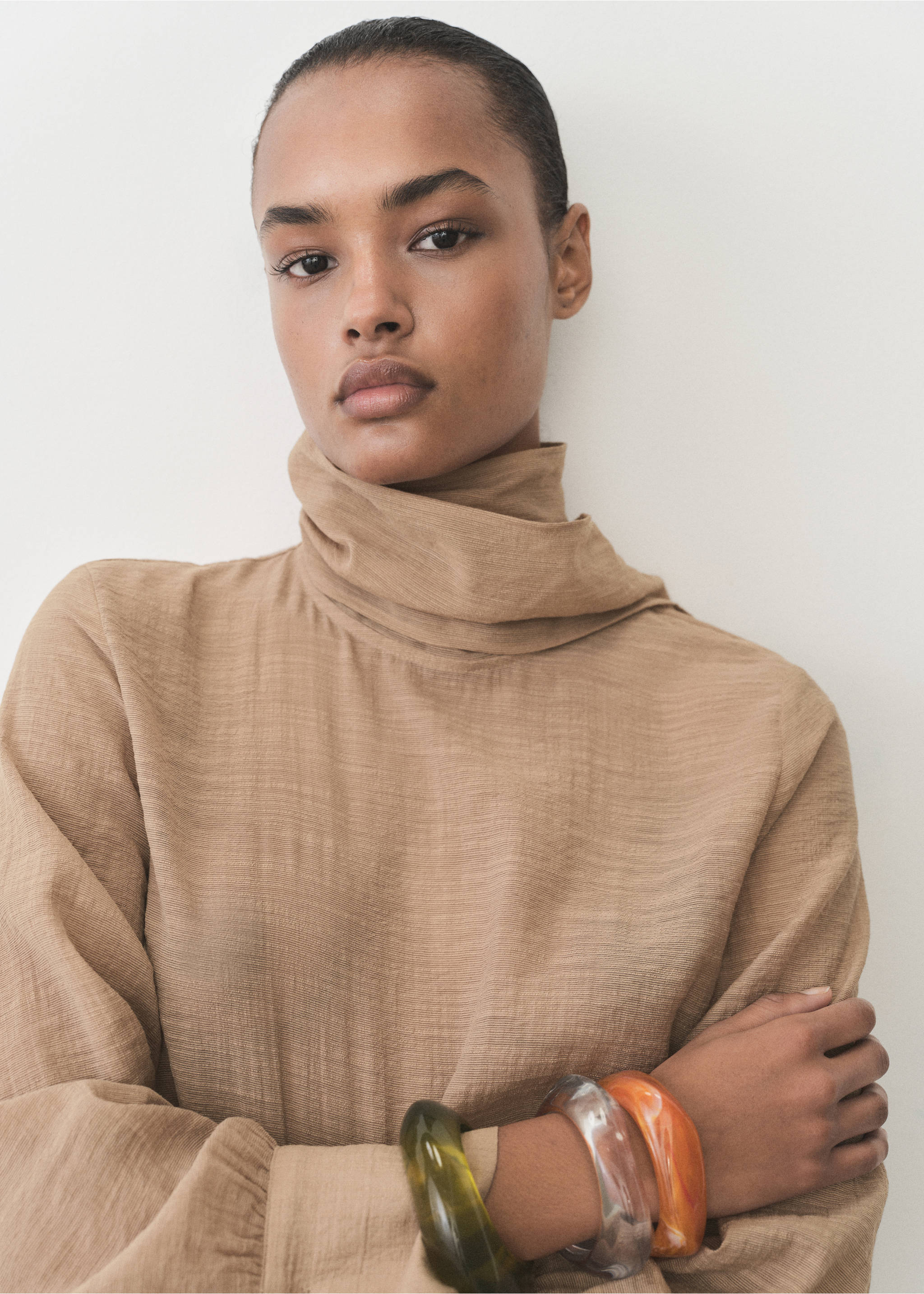 Textured blouse with bow - Details of the article 1, Brown. Ref: 87025766-00.