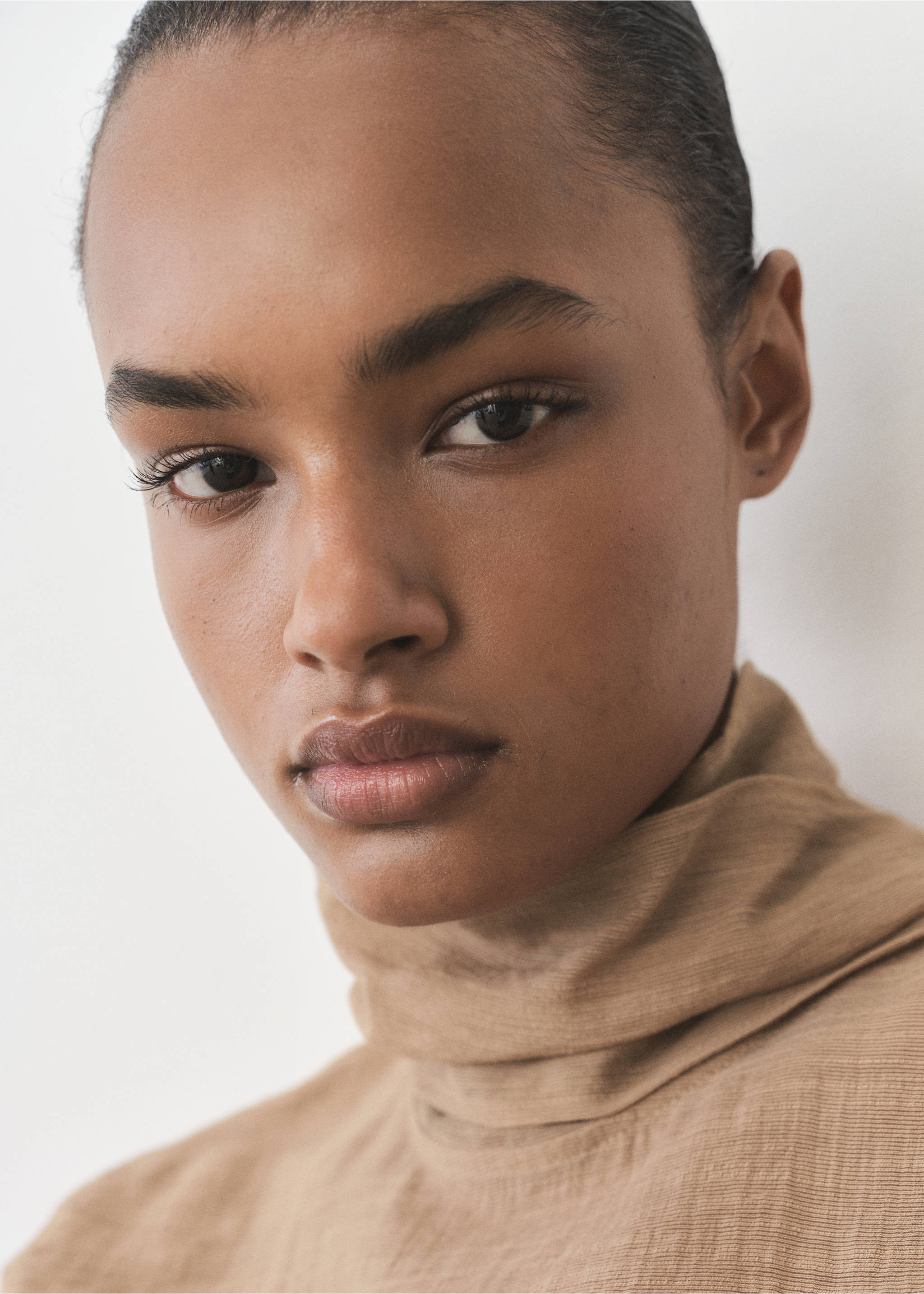 Textured blouse with bow - Details of the article 2, Brown. Ref: 87025766-00.