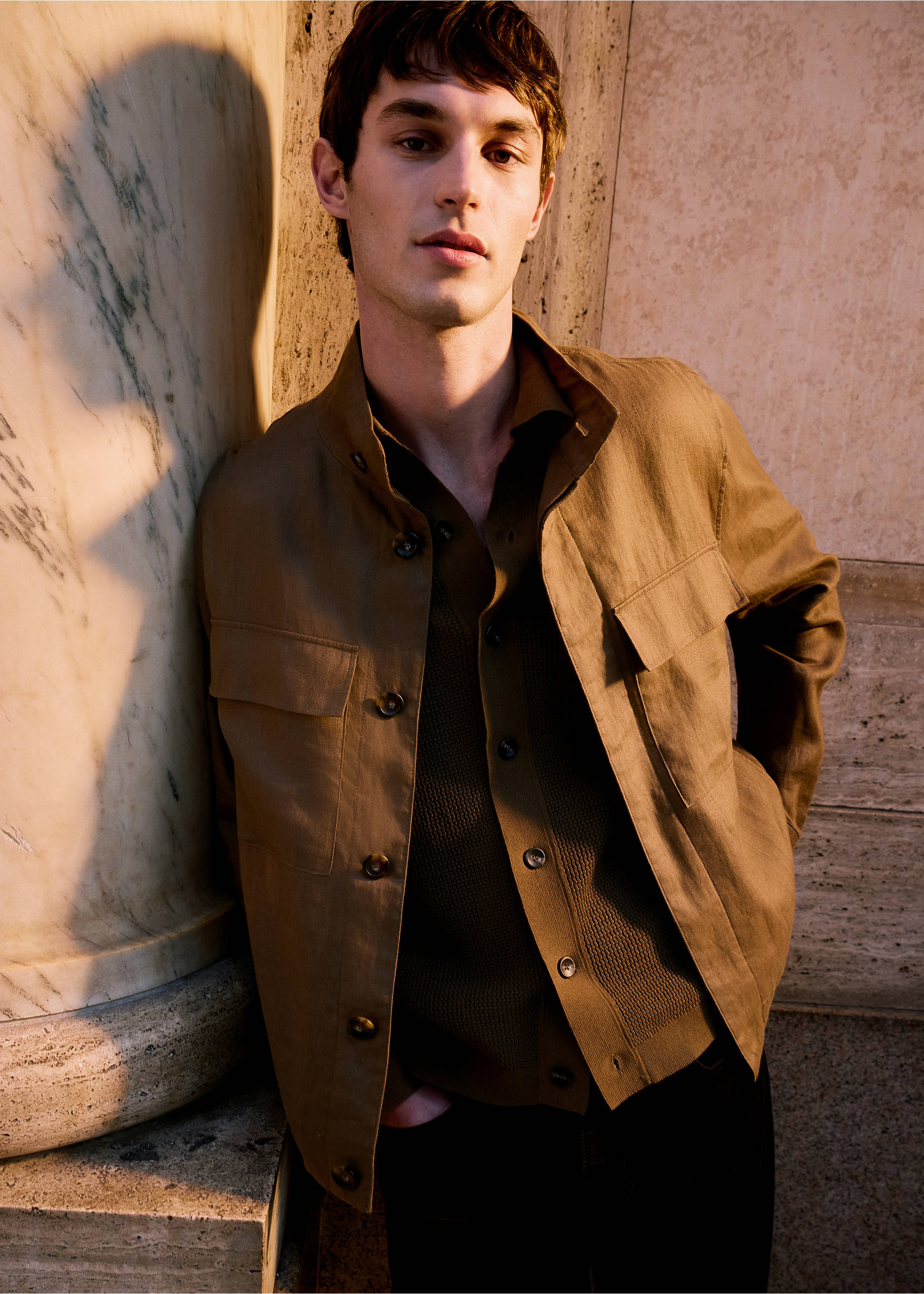 Jacke aus 100 % Leinen mit hohem Kragen - Detail des Artikels 9, Khaki. Ref: 87025920-00.