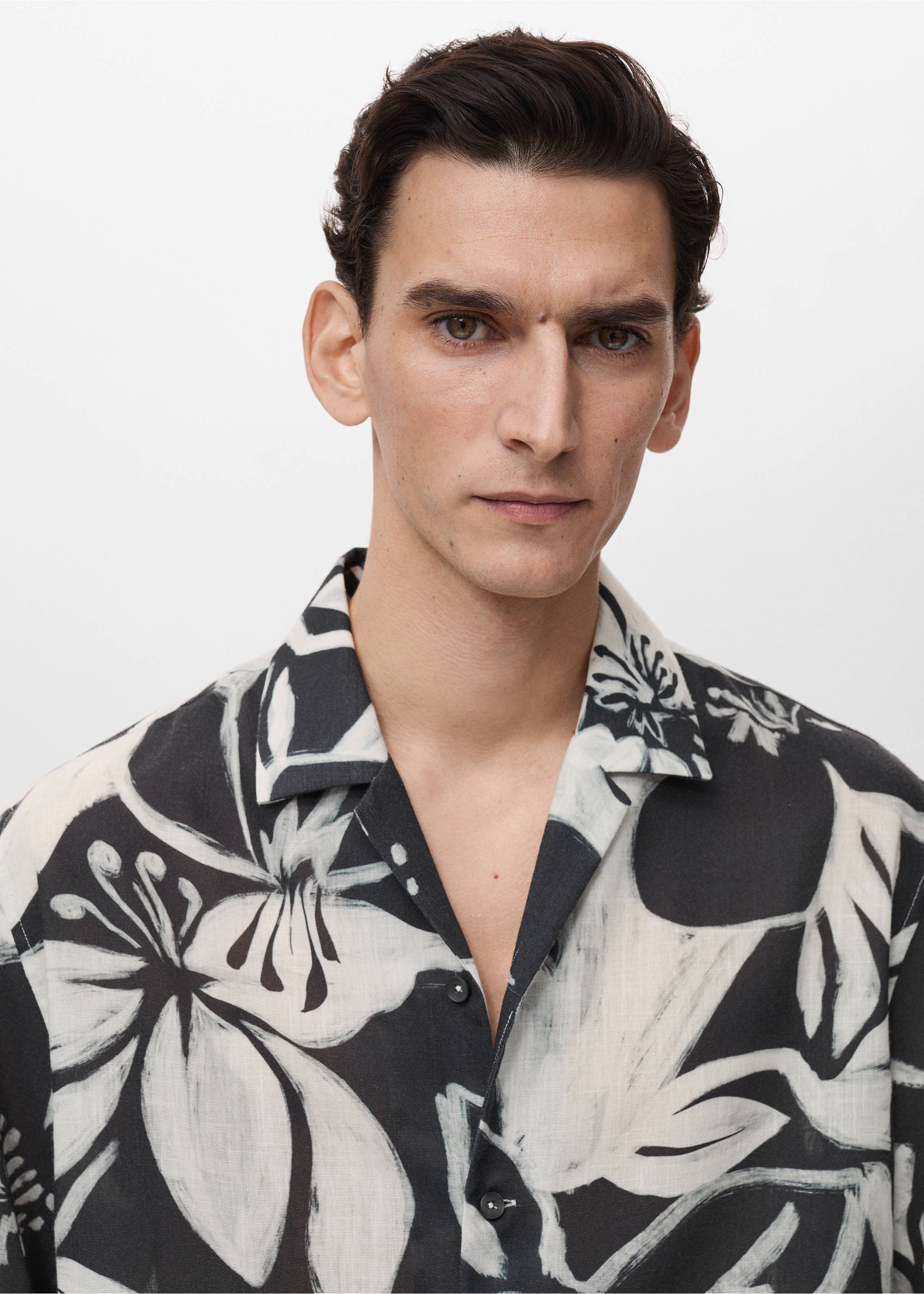 Camisa estampat floral - Detall de l'article 1, Negre. Ref: 87025940-00.