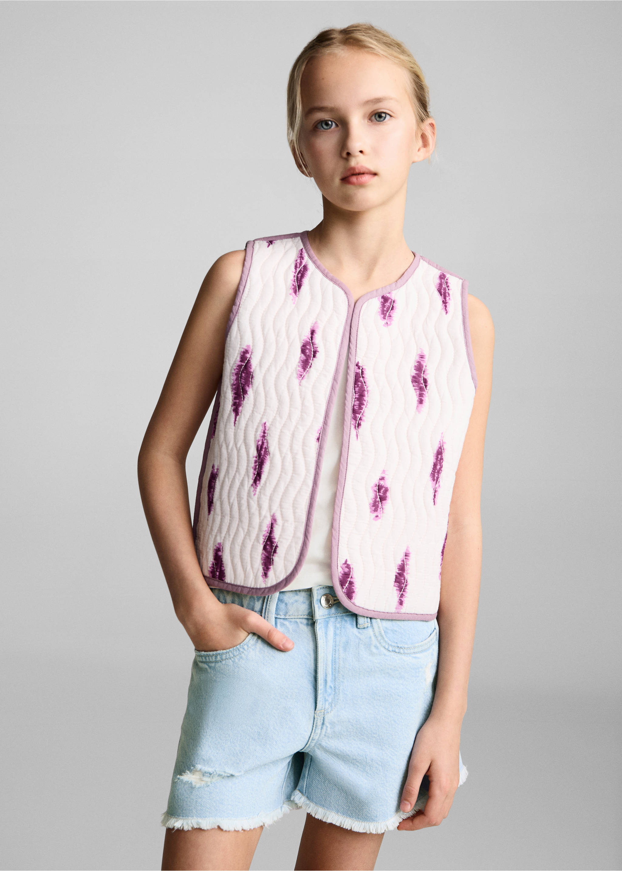 Jeansshorts mit ausgefranstem Saum - Mittlere Ansicht, Hellblau. Ref: 87025946-00.