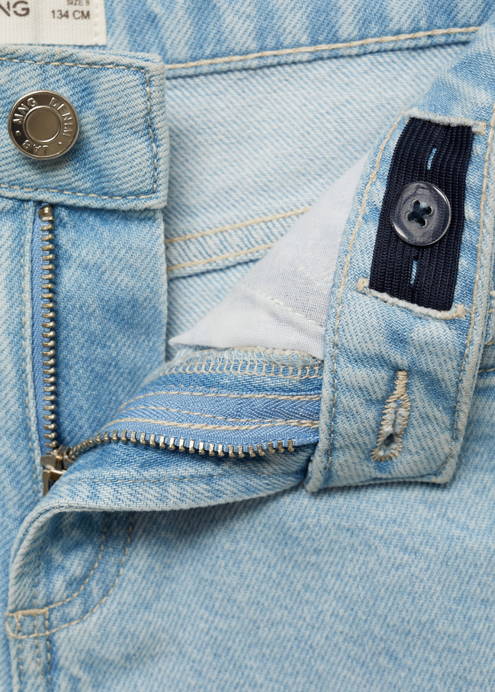Jeansshorts mit ausgefranstem Saum - Detail des Artikels 8