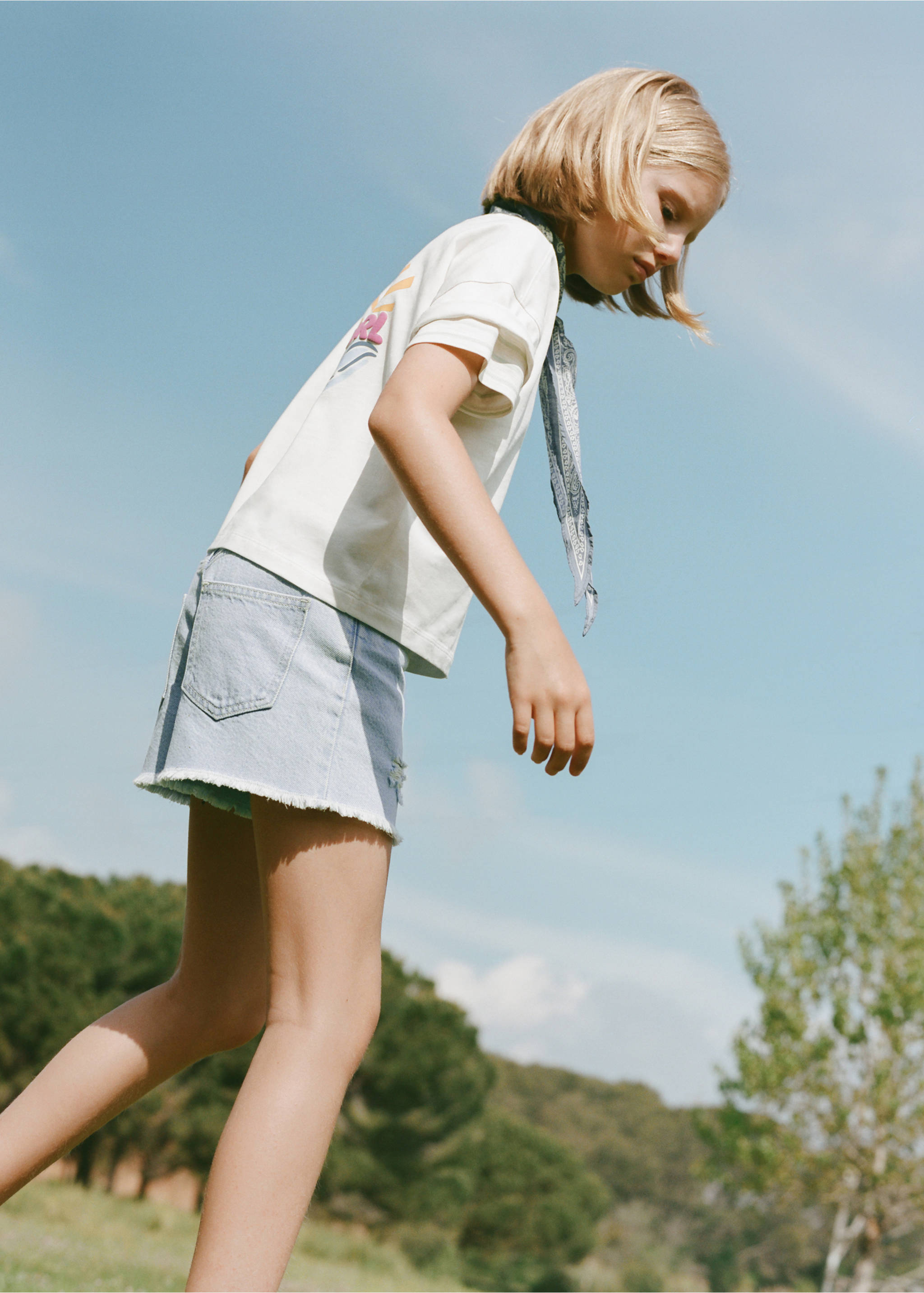 Jeansshorts mit ausgefranstem Saum - Detail des Artikels 5, Hellblau. Ref: 87025946-00.