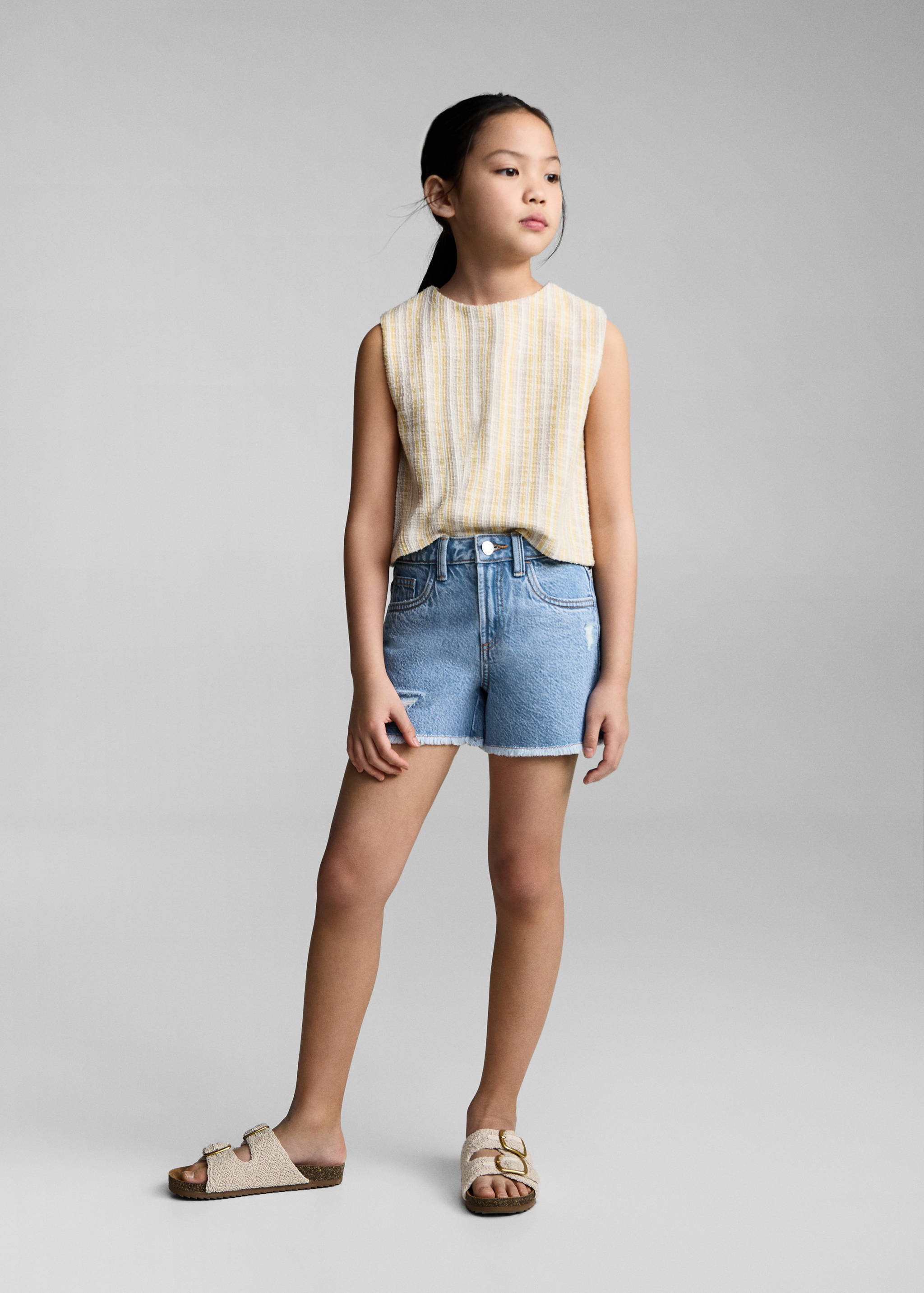 Jeansshorts mit ausgefranstem Saum - Allgemeine Ansicht