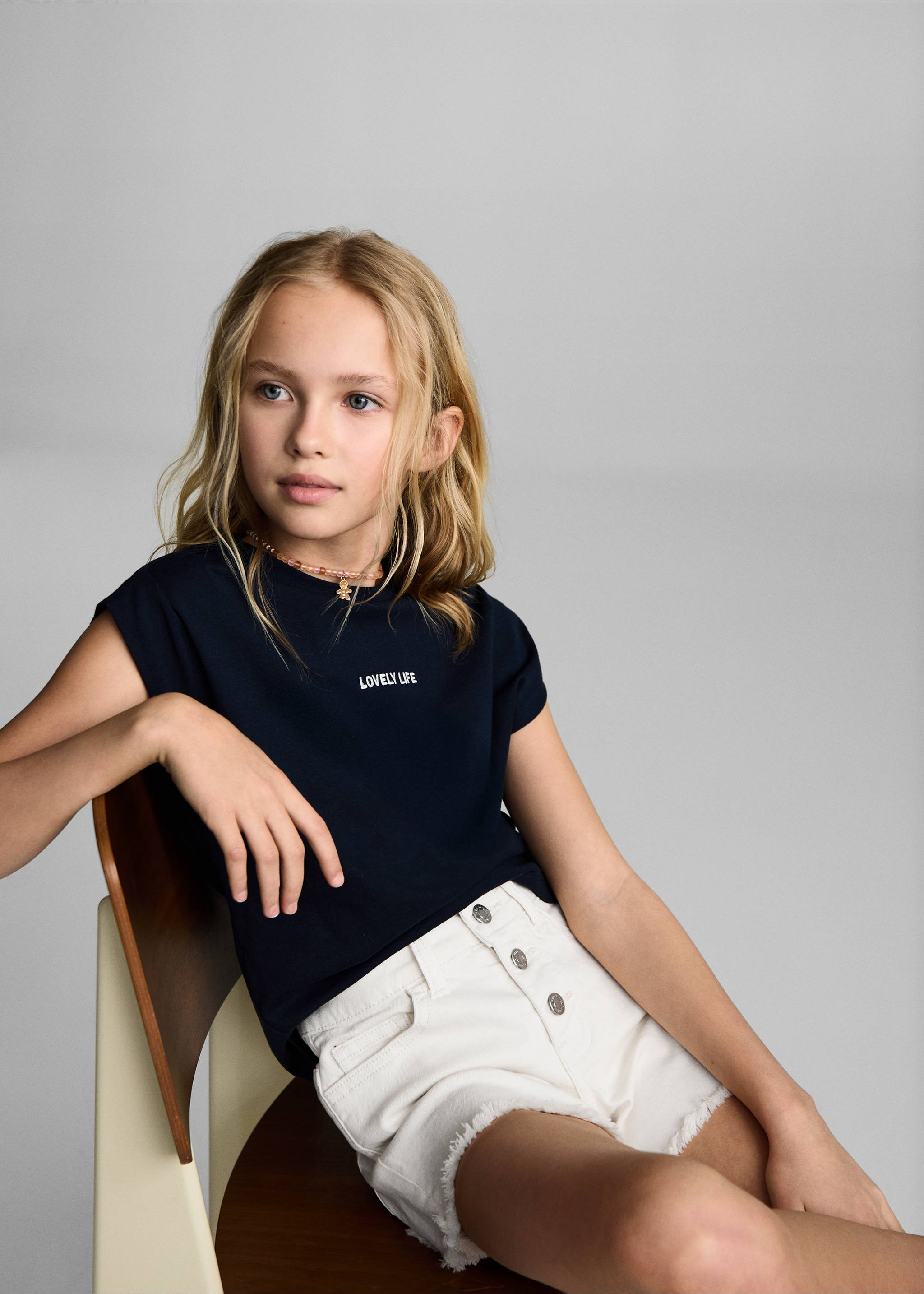 Denim shorts with frayed hem - Details of the article 2, White. Ref: 87025947-00.