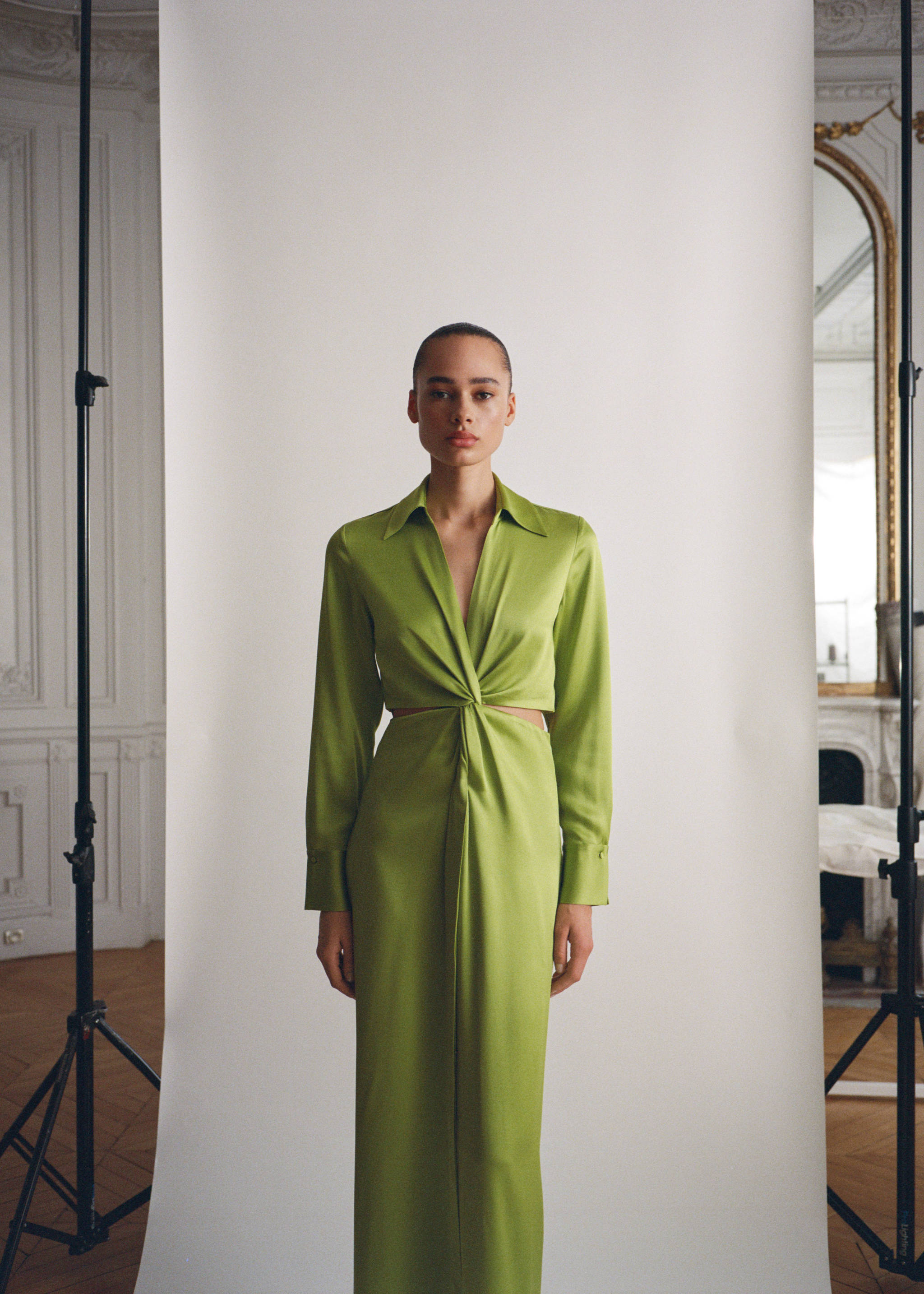 Draped shirt dress with side openings - Details of the article 7, Lime. Ref: 87025989-00.