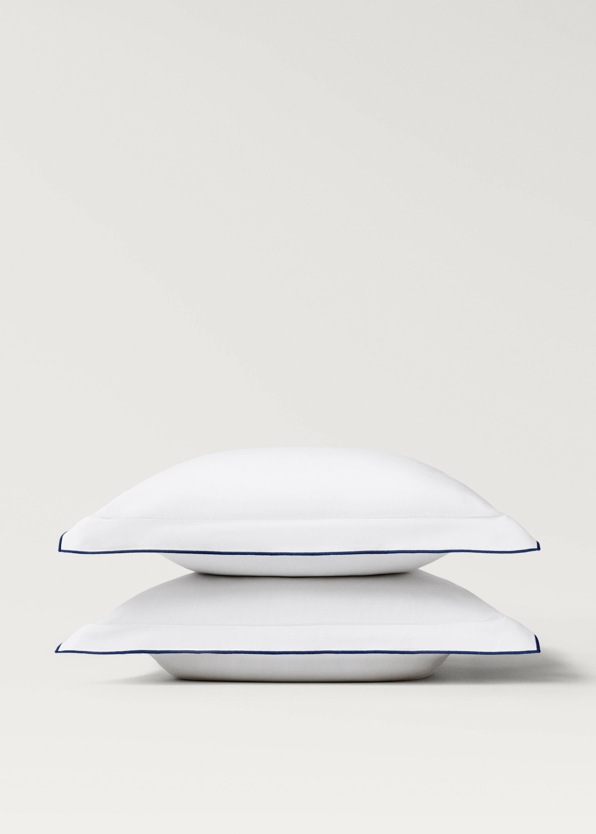 Two cotton percale pillowcases with contrasting overlock 60x60 cm - Details of the article 3