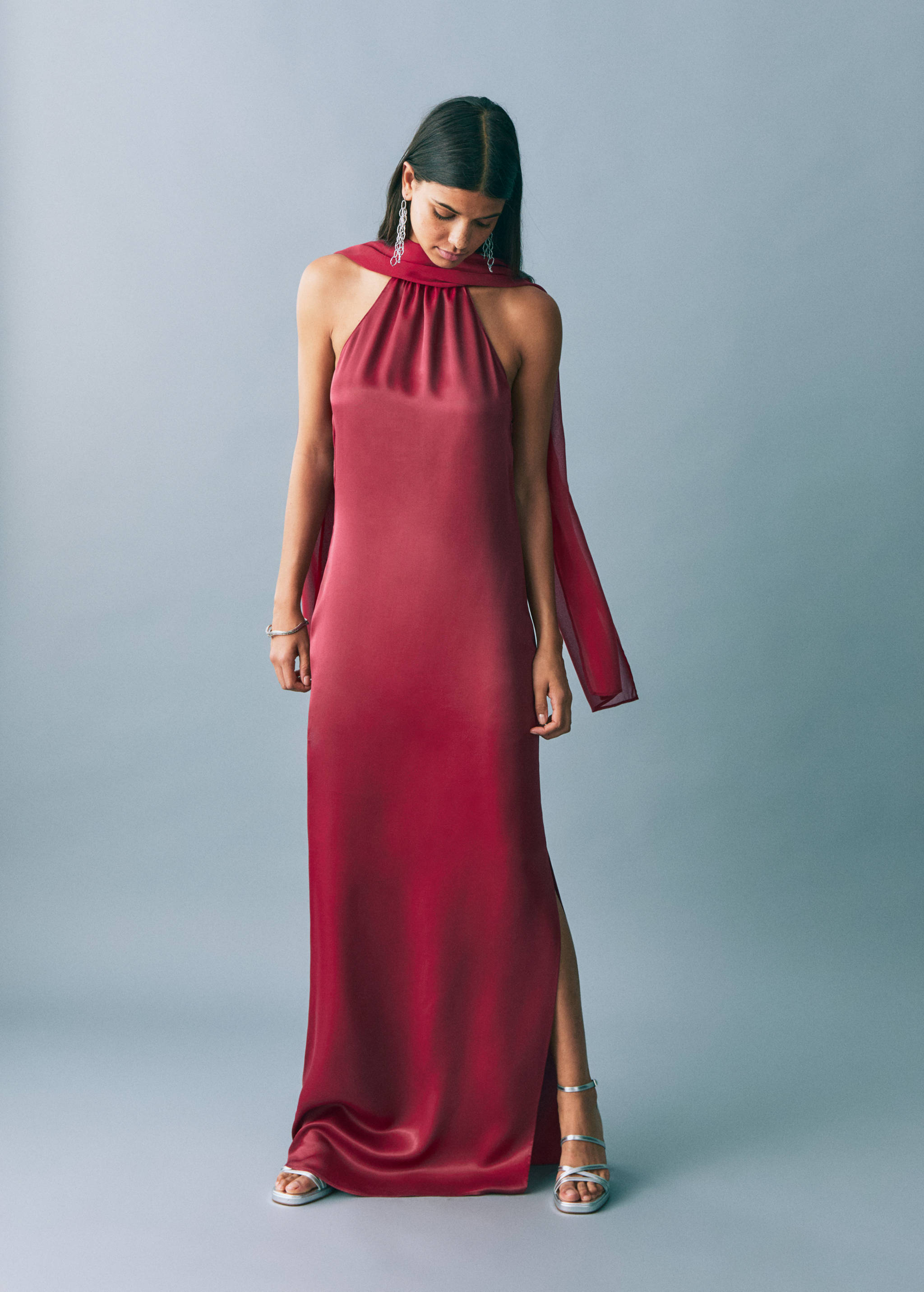 Satiniertes Neckholderkleid - Allgemeine Ansicht