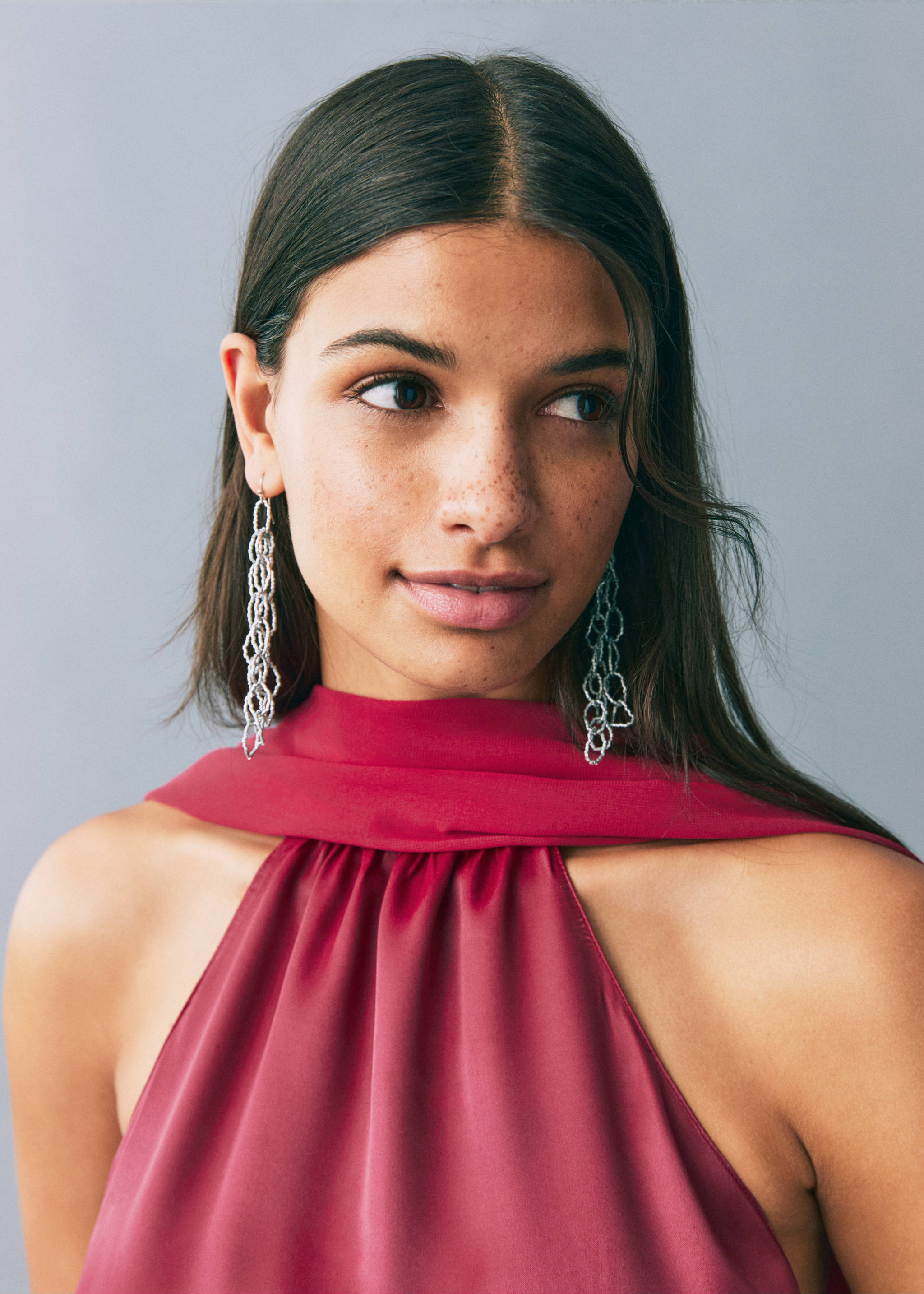 Satiniertes Neckholderkleid - Detail des Artikels 1, Granatrot. Ref: 87026364-00.