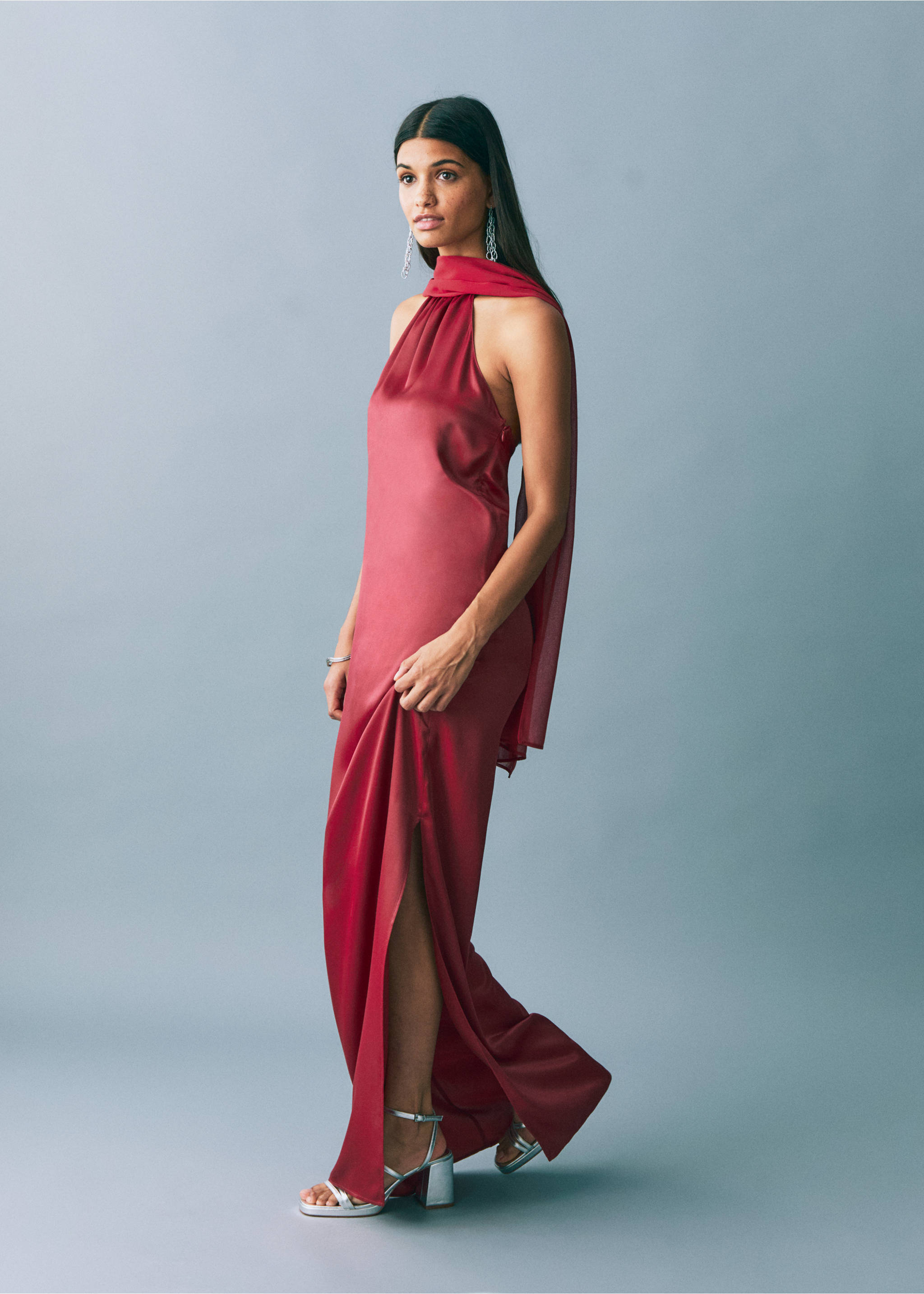 Satiniertes Neckholderkleid - Detail des Artikels 2, Granatrot. Ref: 87026364-00.