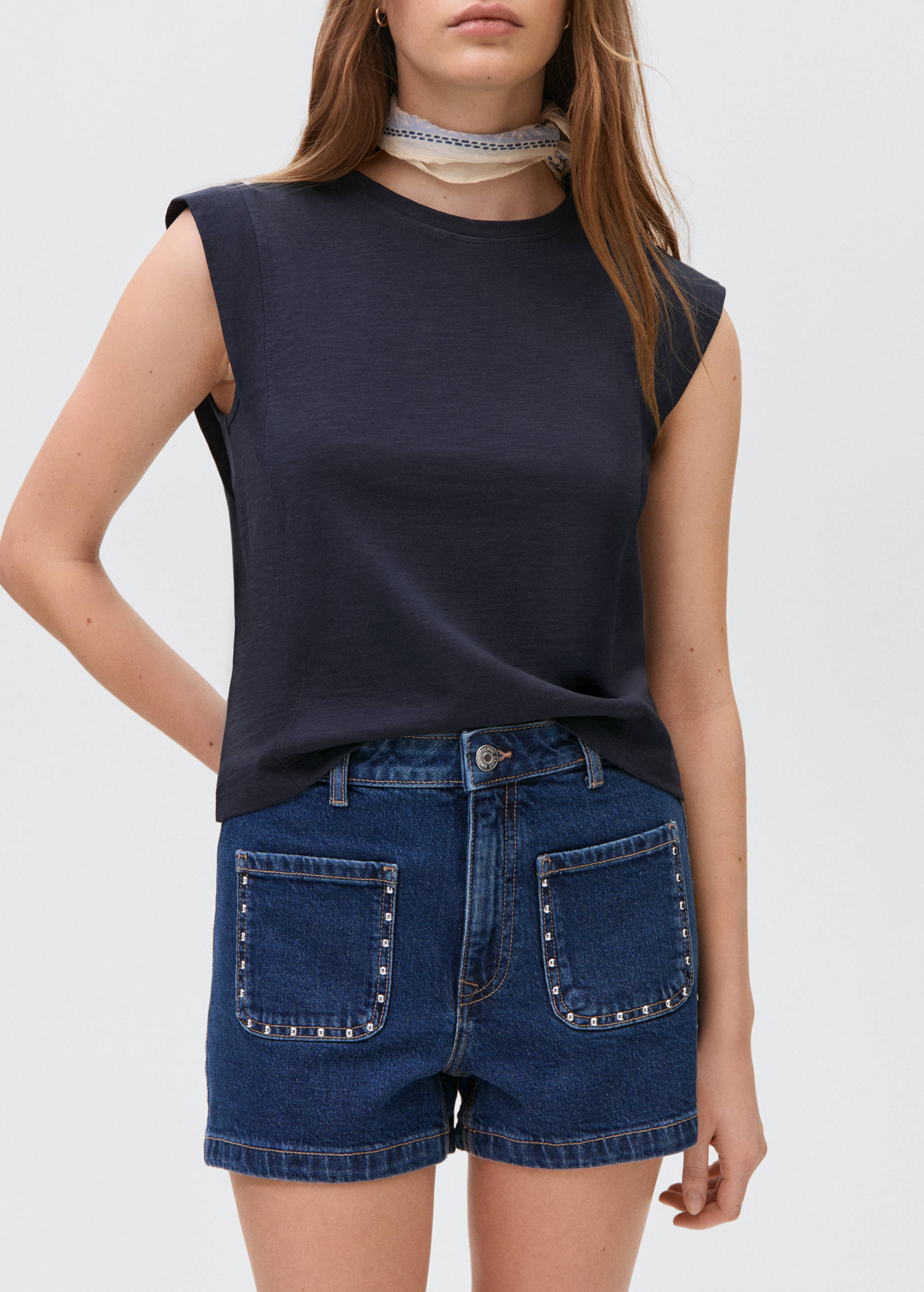Shorts vaqueros tachuelas - Plano medio