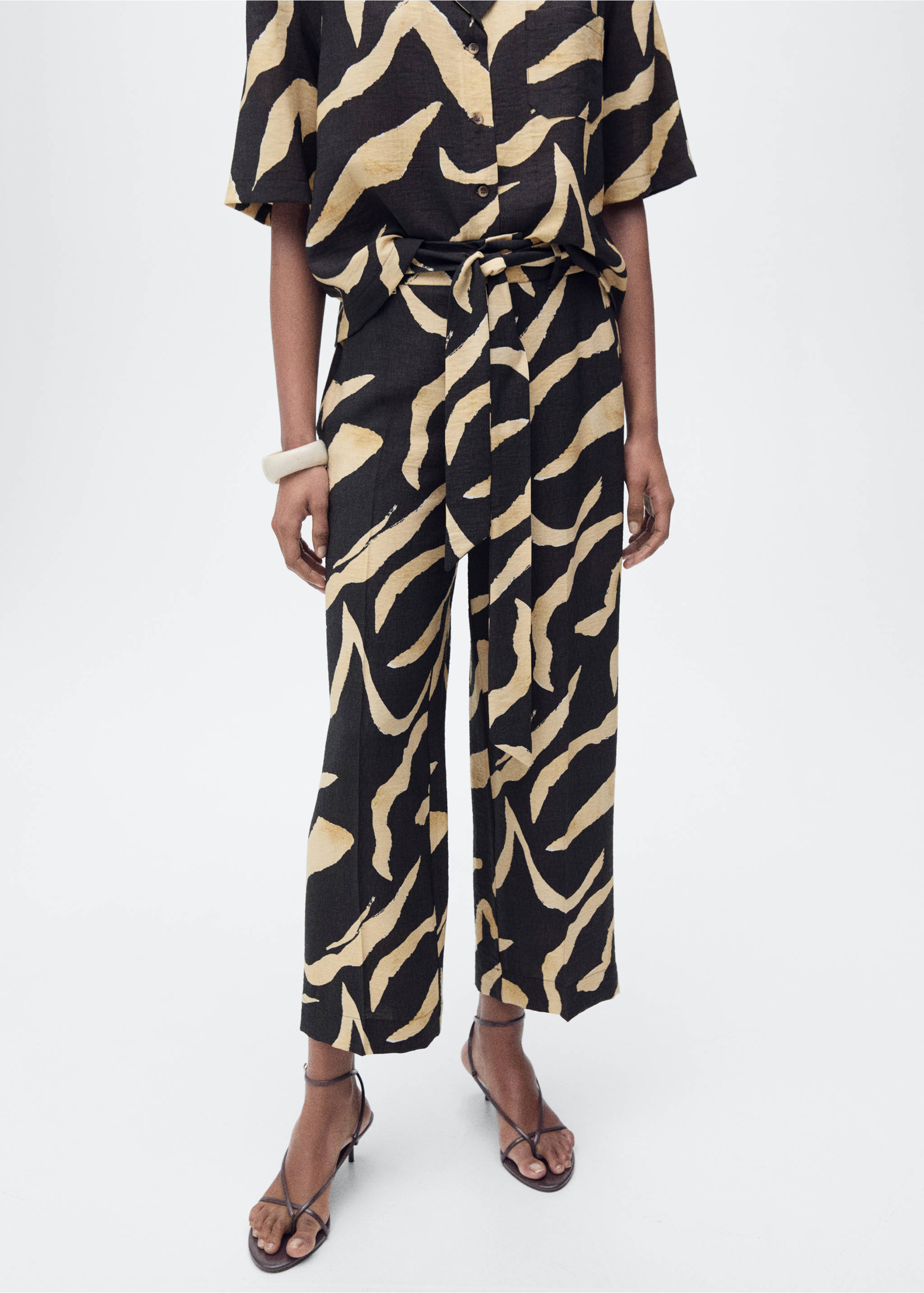 Gerade bedruckte Hose mit Gürtel - Rückseite des Artikels, Schwarz. Ref: 87027178-00.