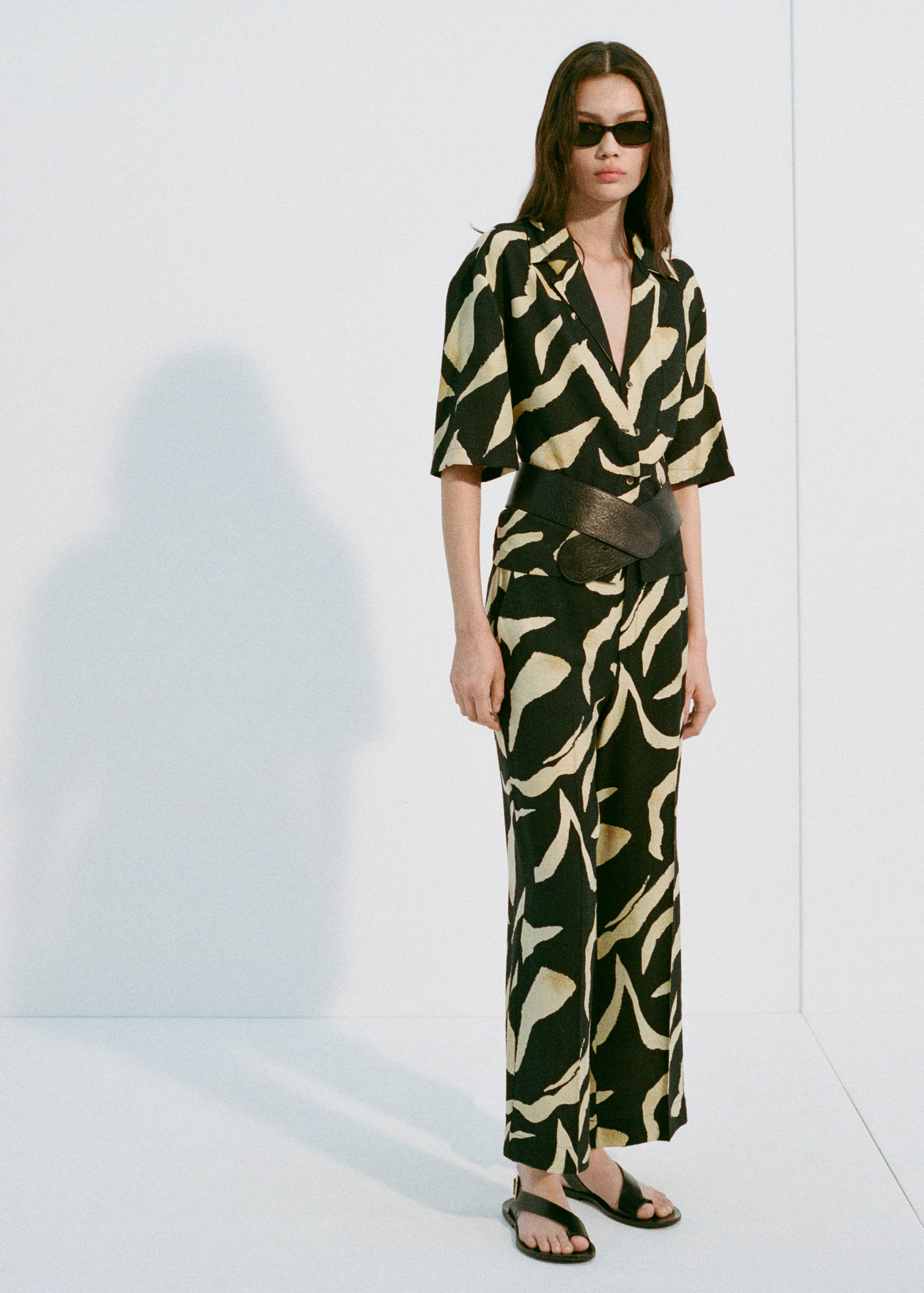 Printed straight-fit trousers with belt - Details of the article 6